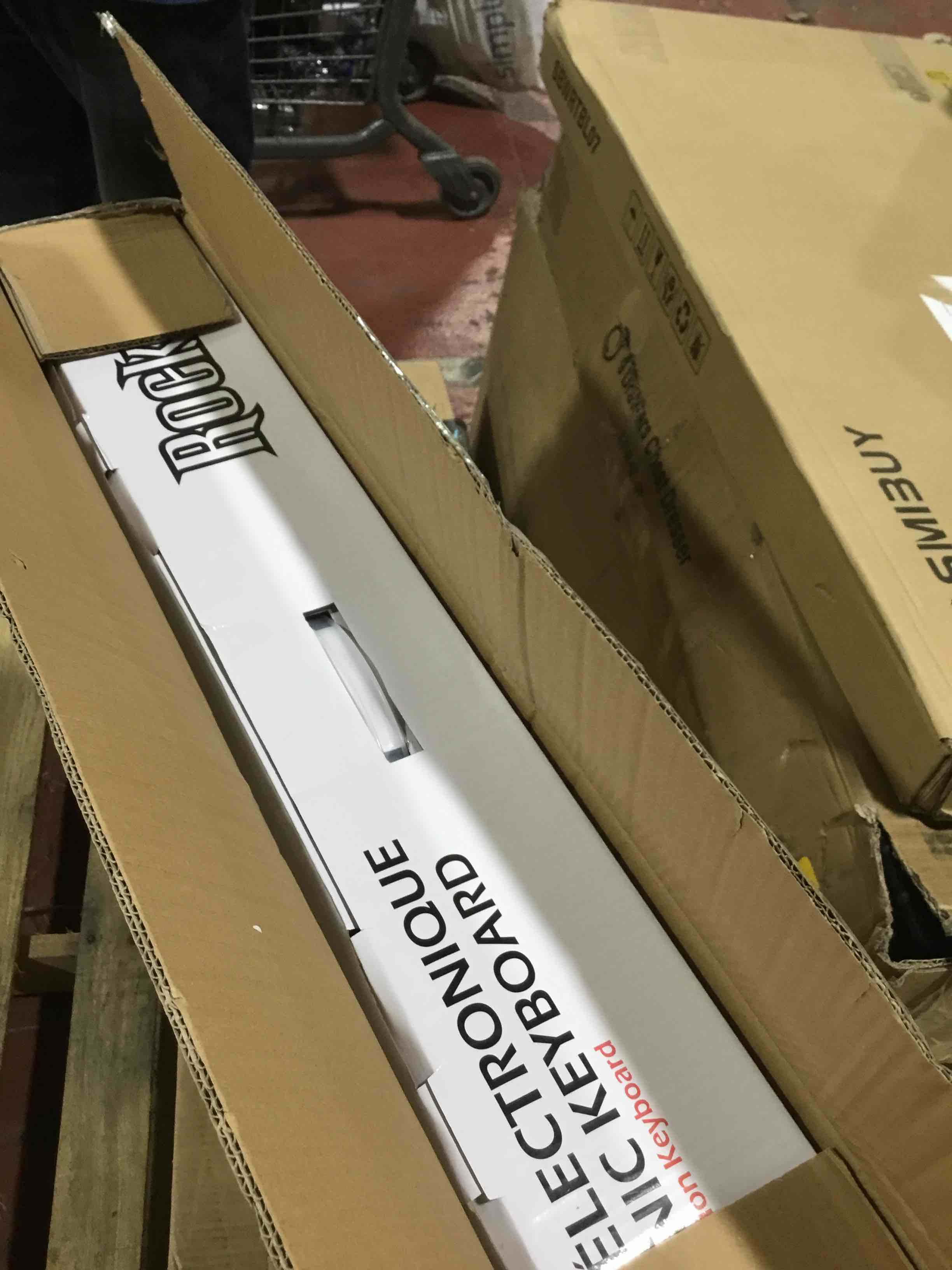 https://s3.amazonaws.com/lotting-images-prod/bidfta/BLU4197285_1703265789090.jpeg