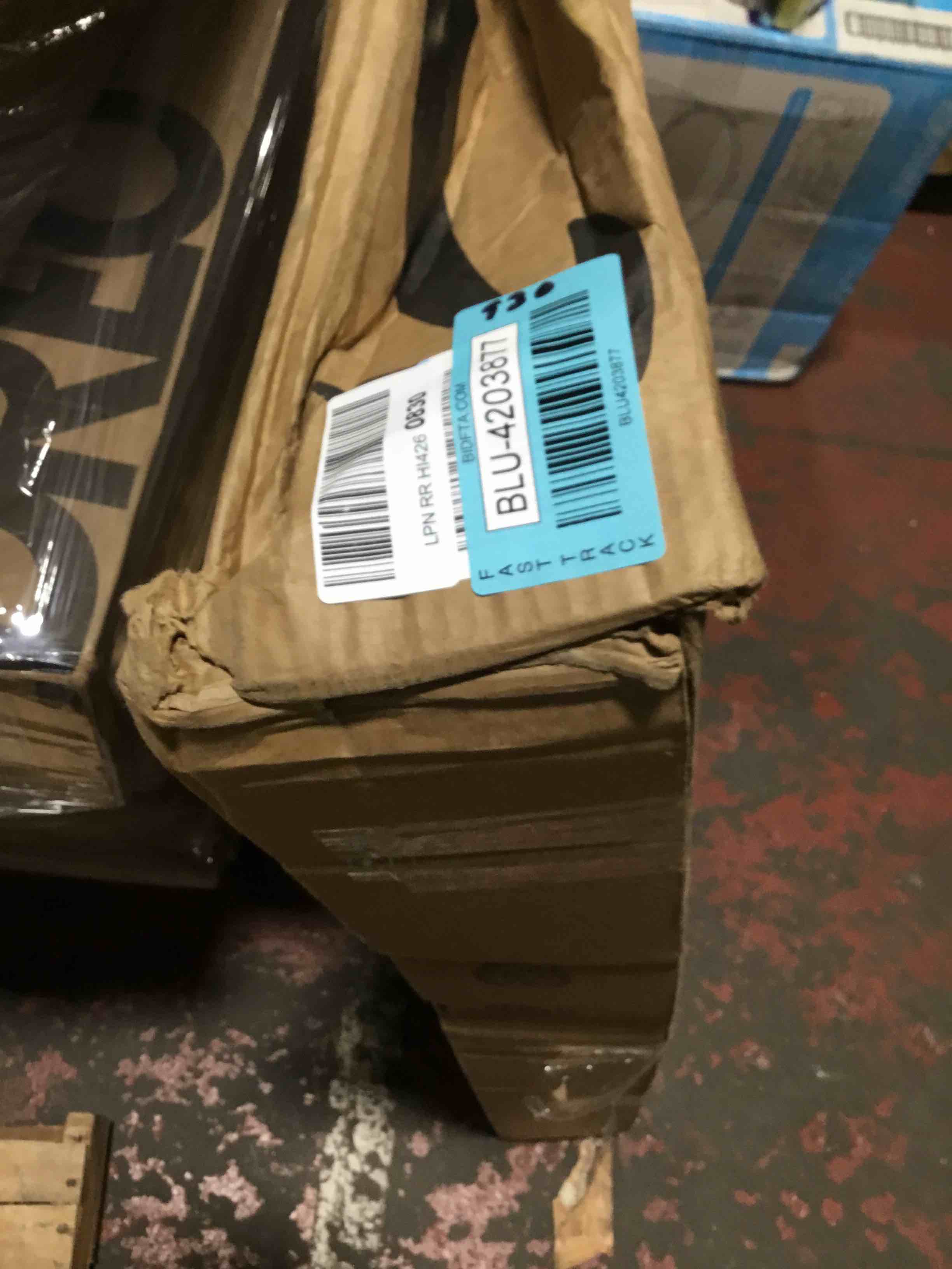 https://s3.amazonaws.com/lotting-images-prod/bidfta/BLU4203877_1708965409565.jpeg
