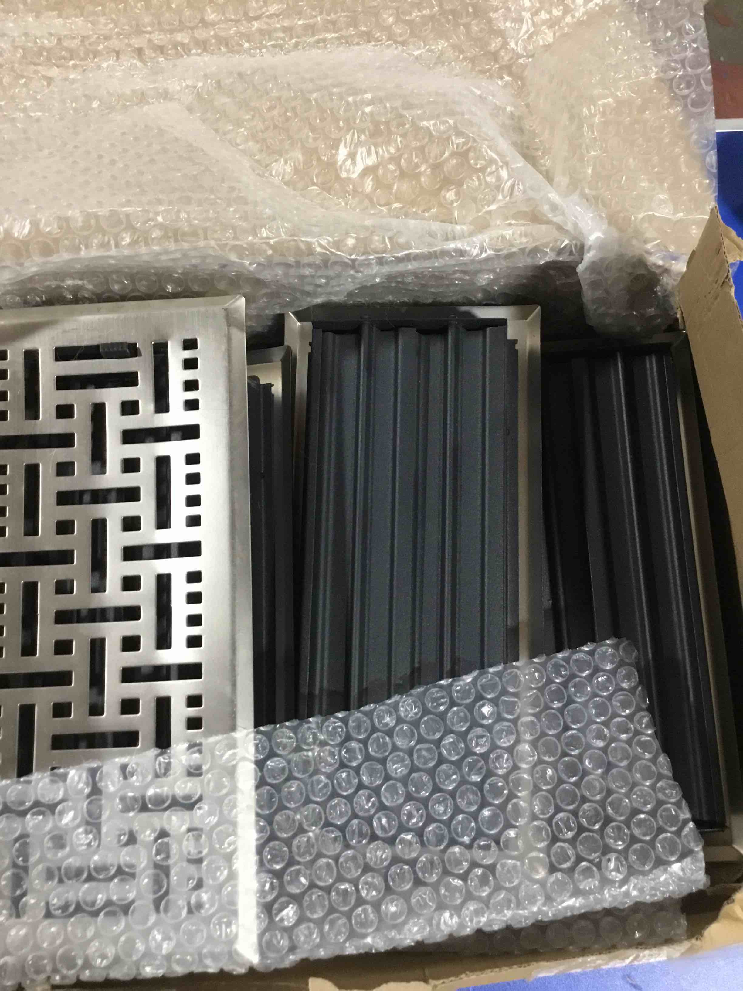 https://s3.amazonaws.com/lotting-images-prod/bidfta/BLU4205544_1708633365057.jpeg