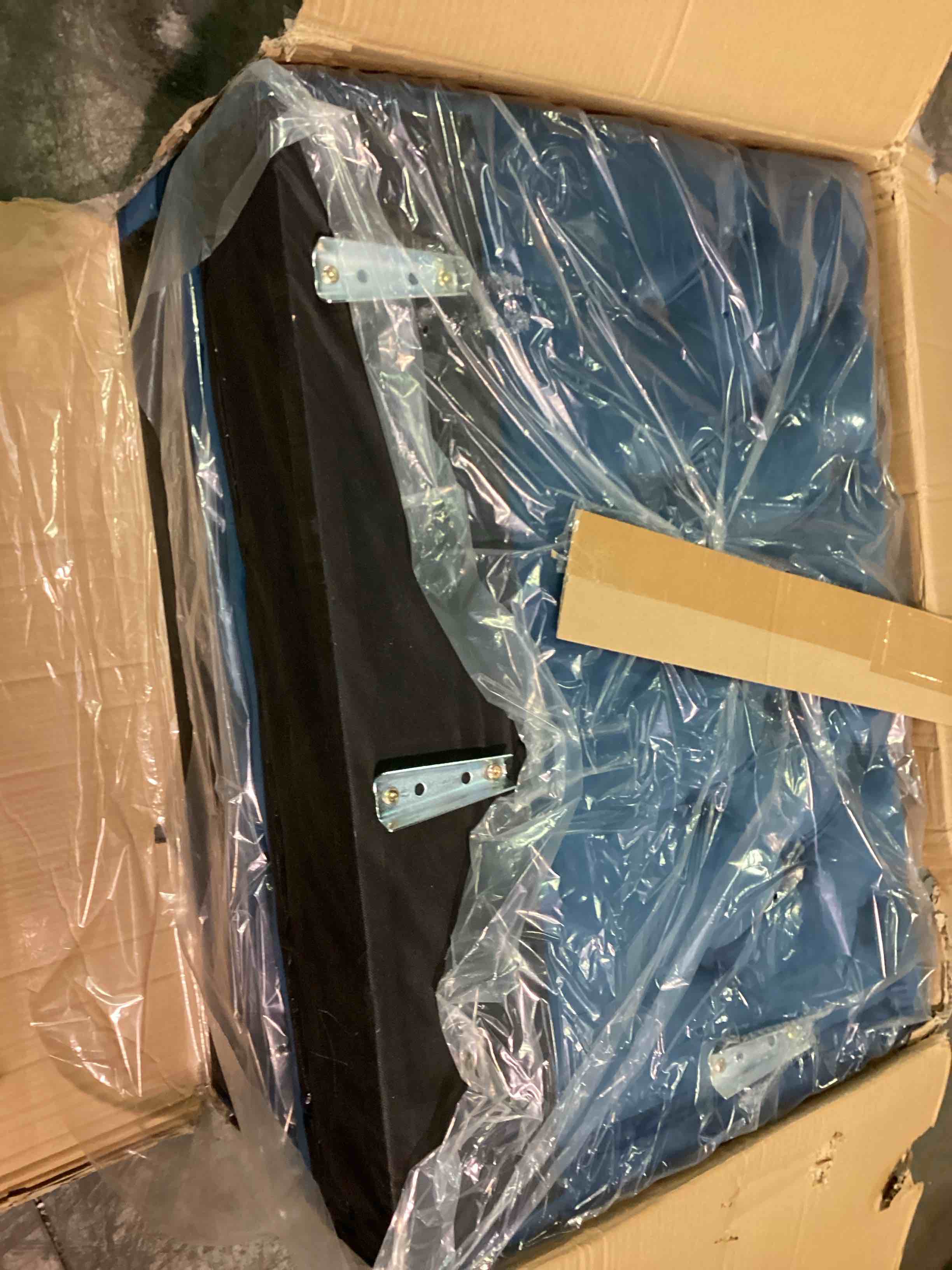 https://s3.amazonaws.com/lotting-images-prod/bidfta/BLU4231029_1702558890293.jpeg