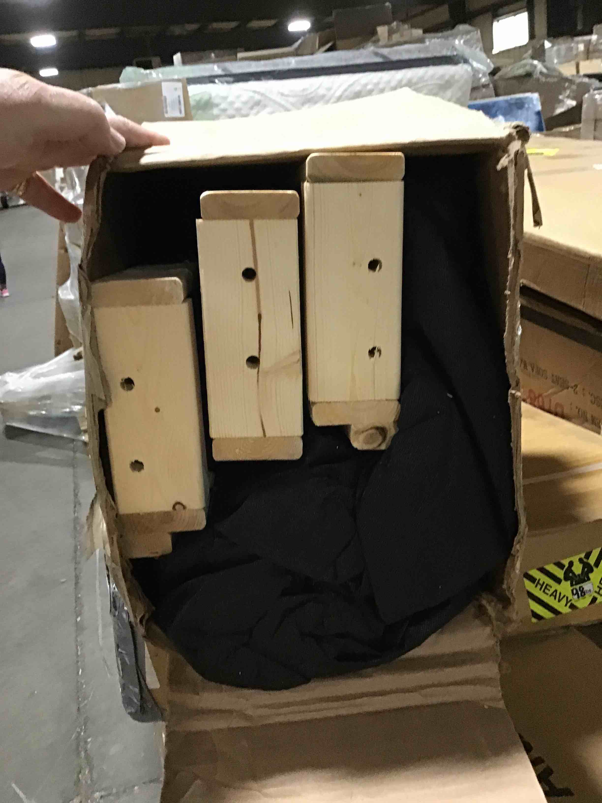 https://s3.amazonaws.com/lotting-images-prod/bidfta/BLU4270419_1688558487515.jpeg