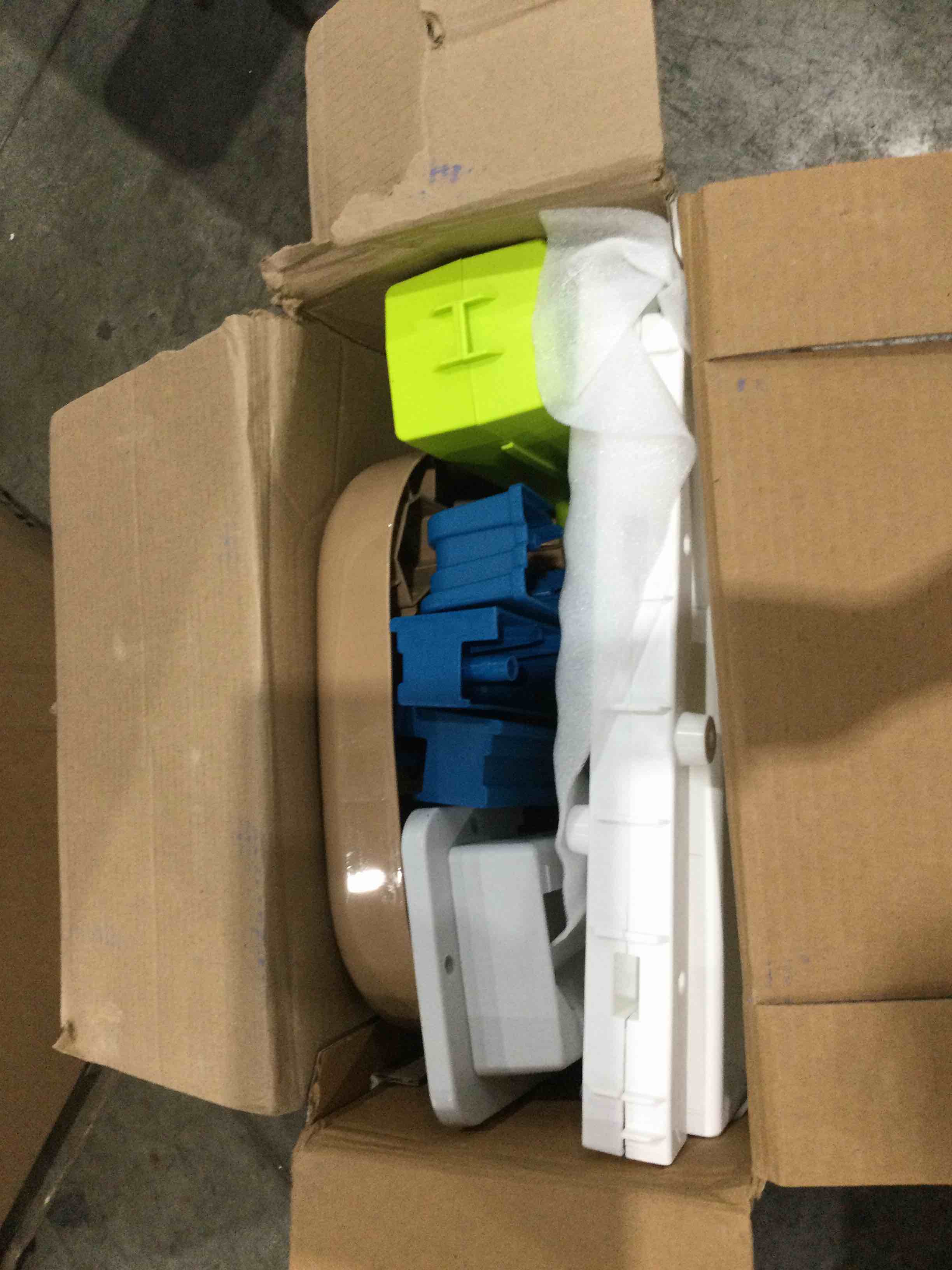 https://s3.amazonaws.com/lotting-images-prod/bidfta/BLU4295619_1746456985639.jpeg