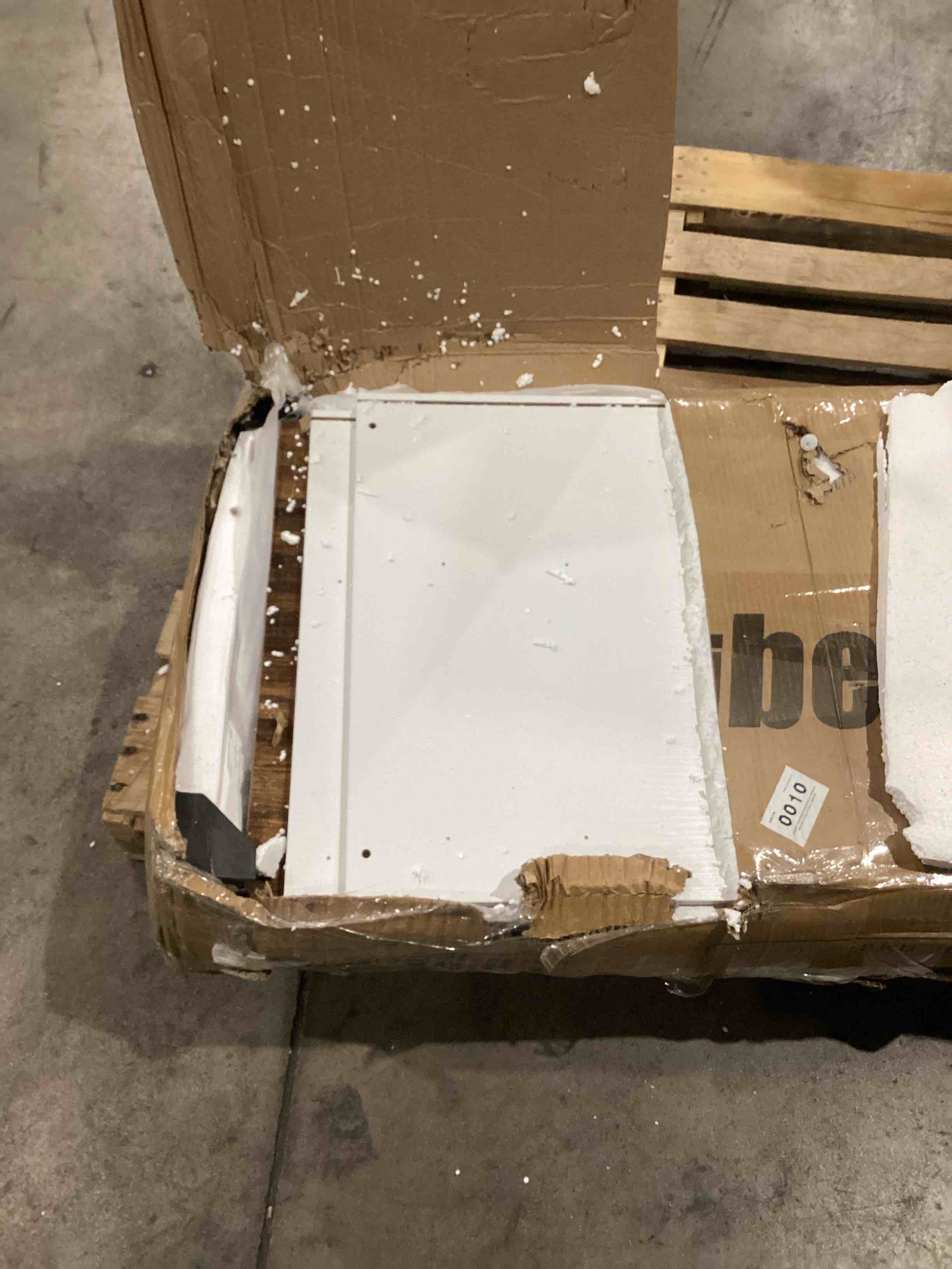 https://s3.amazonaws.com/lotting-images-prod/bidfta/BLU4296233_1747664207962.jpeg