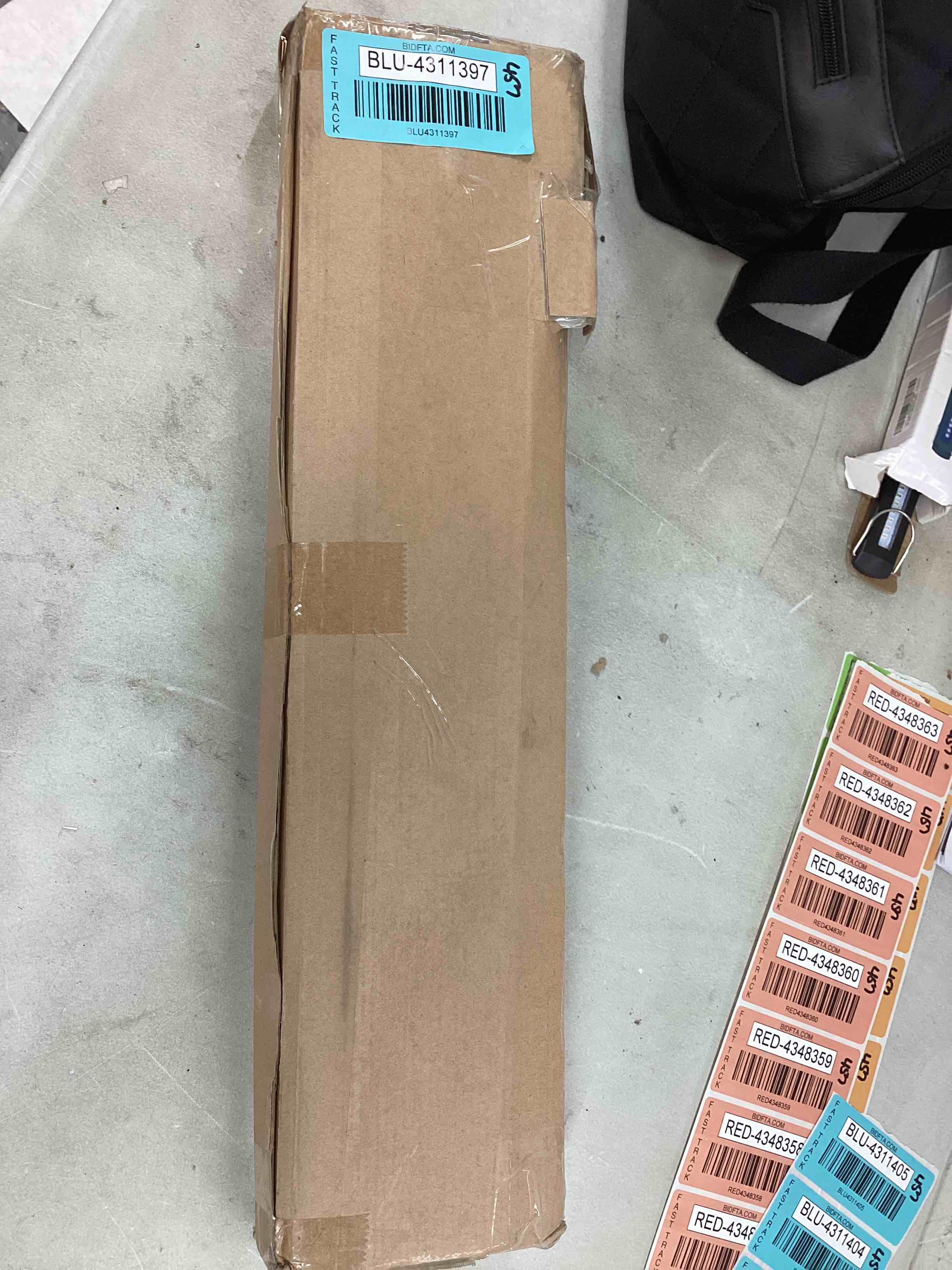 https://s3.amazonaws.com/lotting-images-prod/bidfta/BLU4311397_1685654869941.jpeg