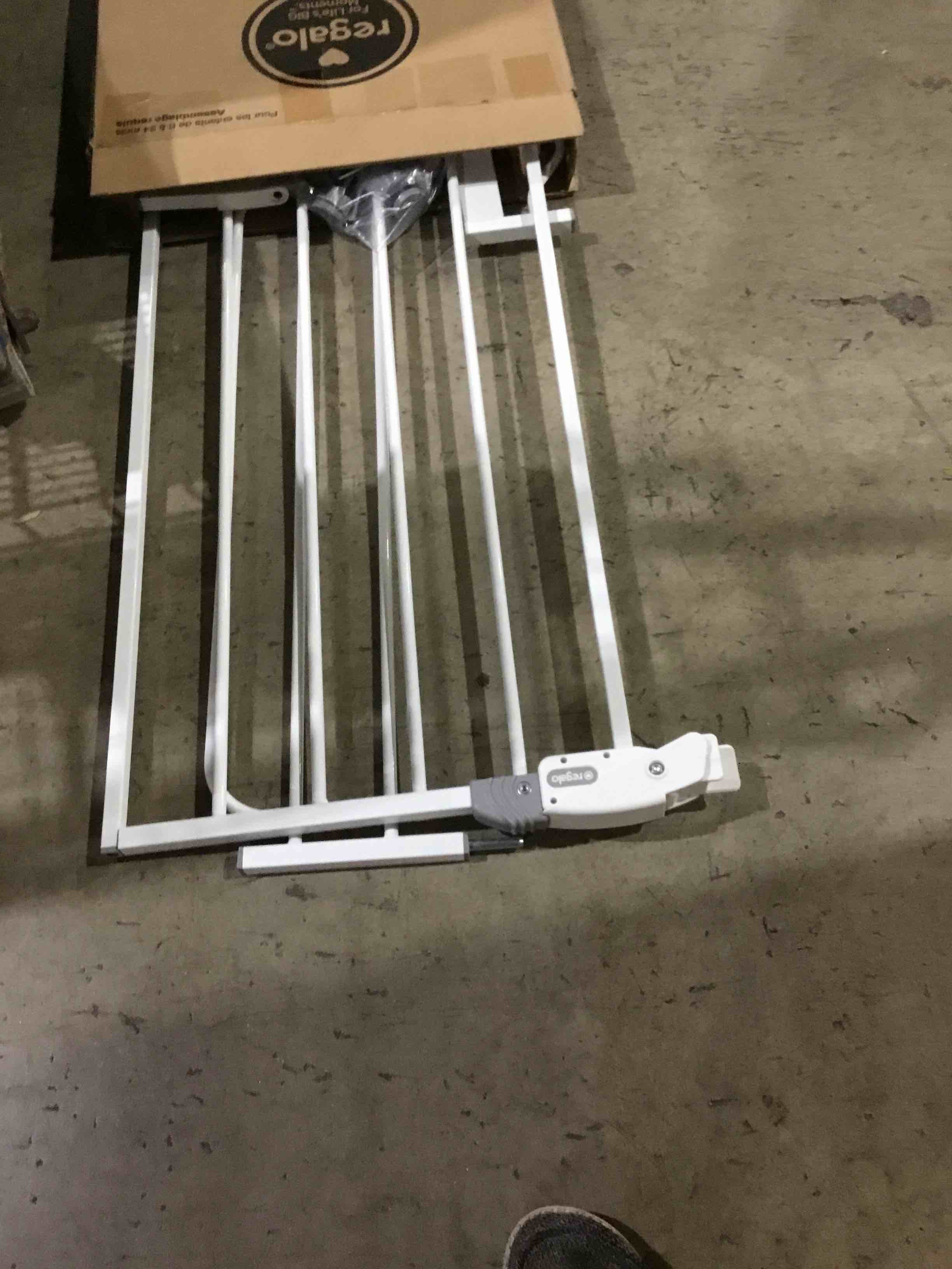 Regalo easy step lmetal walk through safety gate. 46.5x6.5x78cm