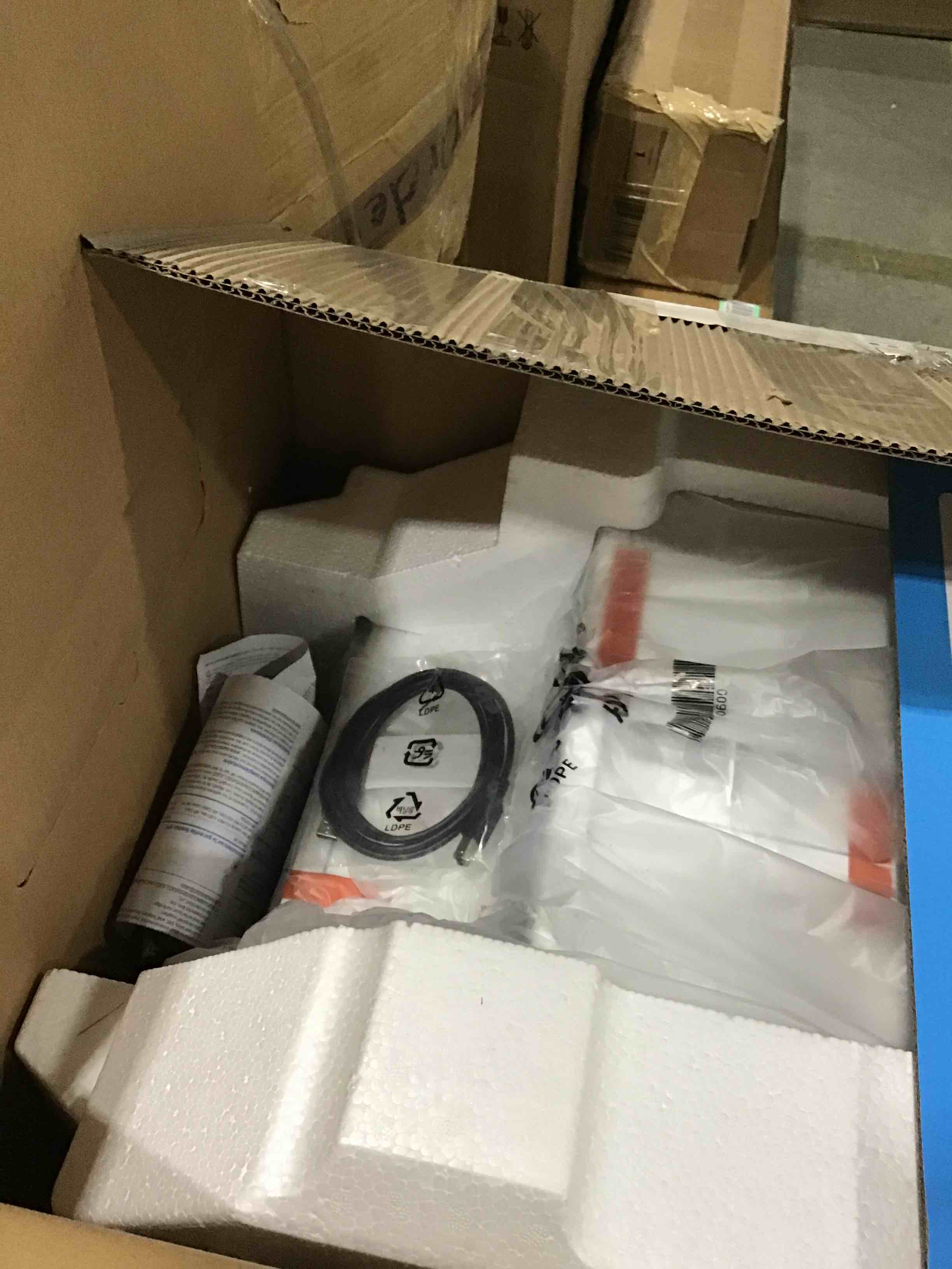 https://s3.amazonaws.com/lotting-images-prod/bidfta/BLU4513979_1696080827131.jpeg