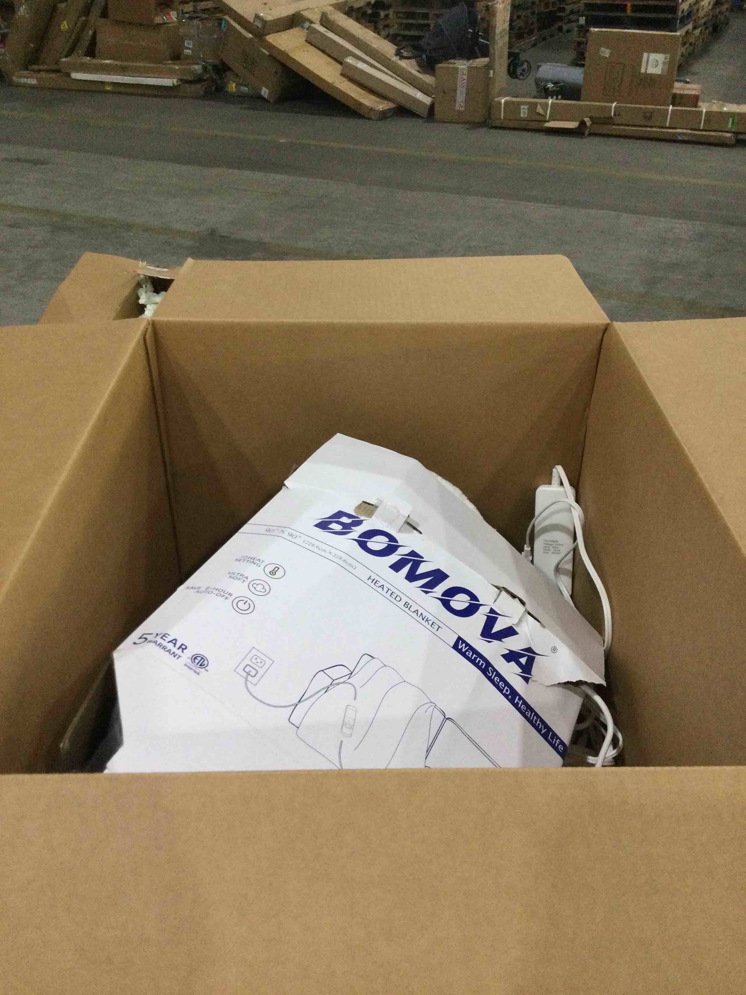 https://s3.amazonaws.com/lotting-images-prod/bidfta/BLU4670396_1685465142303.jpeg