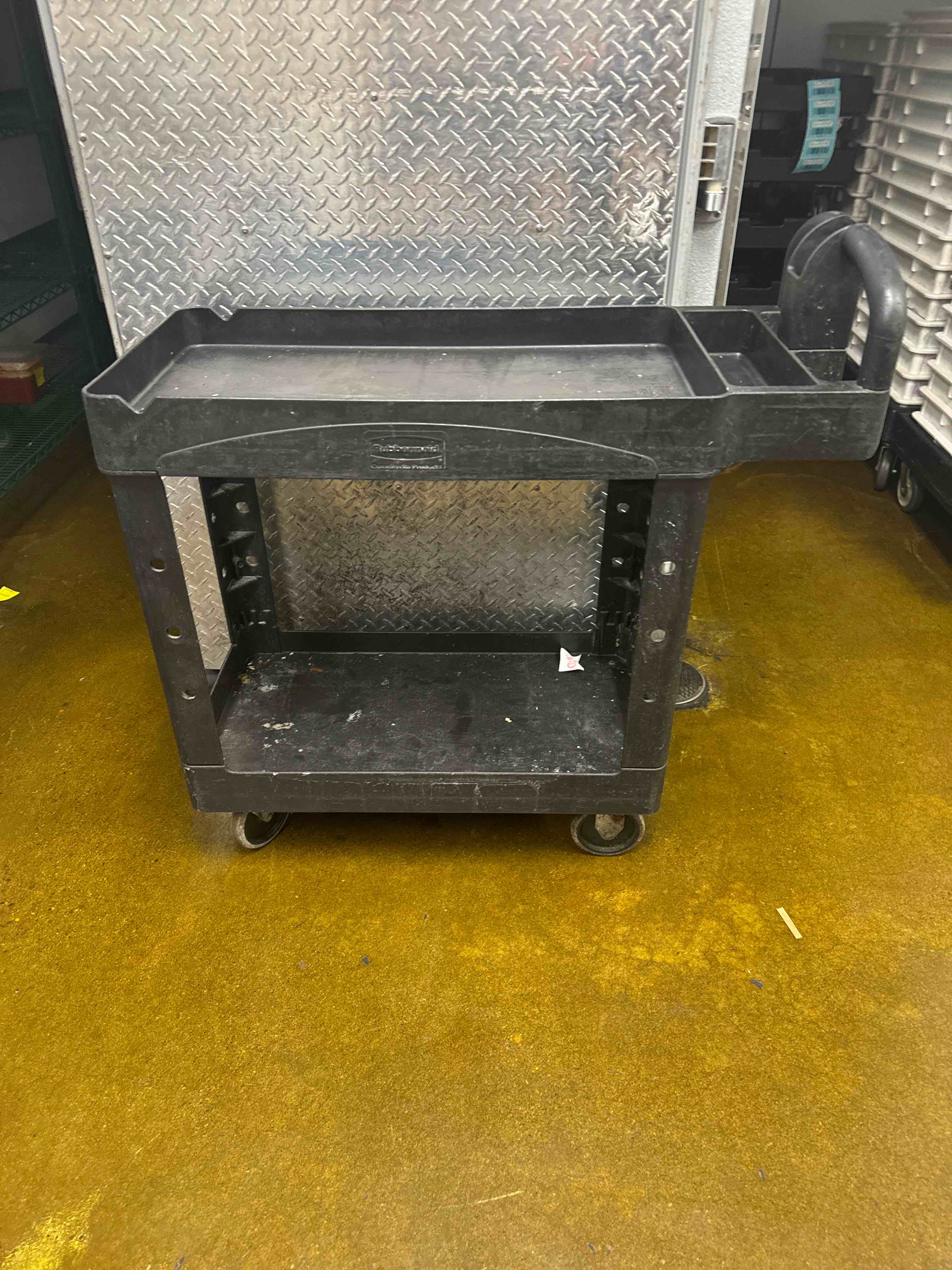 RUBBERMAID 2 TIER BUS CART 