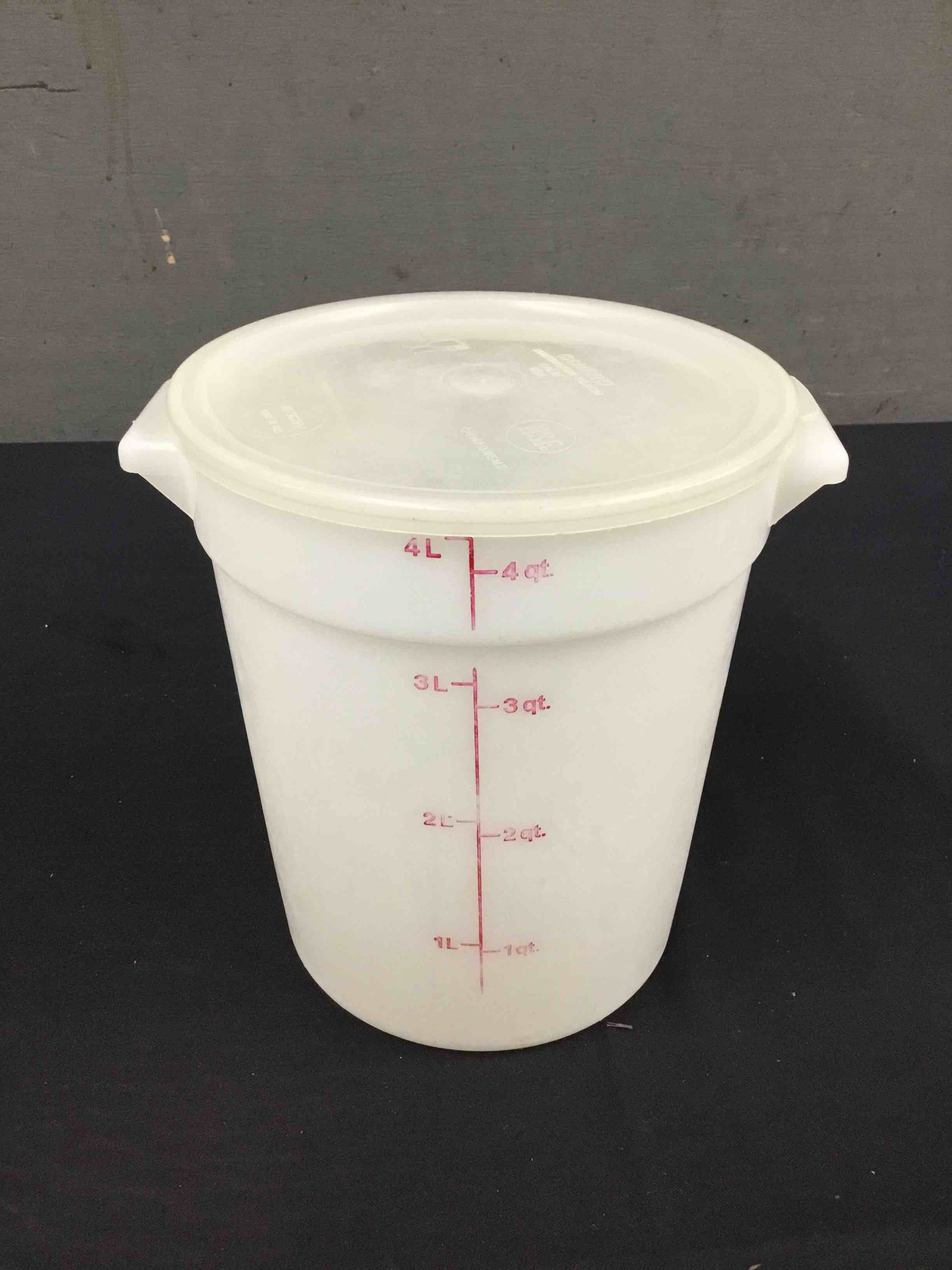 Cambro 4 Qt. Plastic Storage Container With Lid 