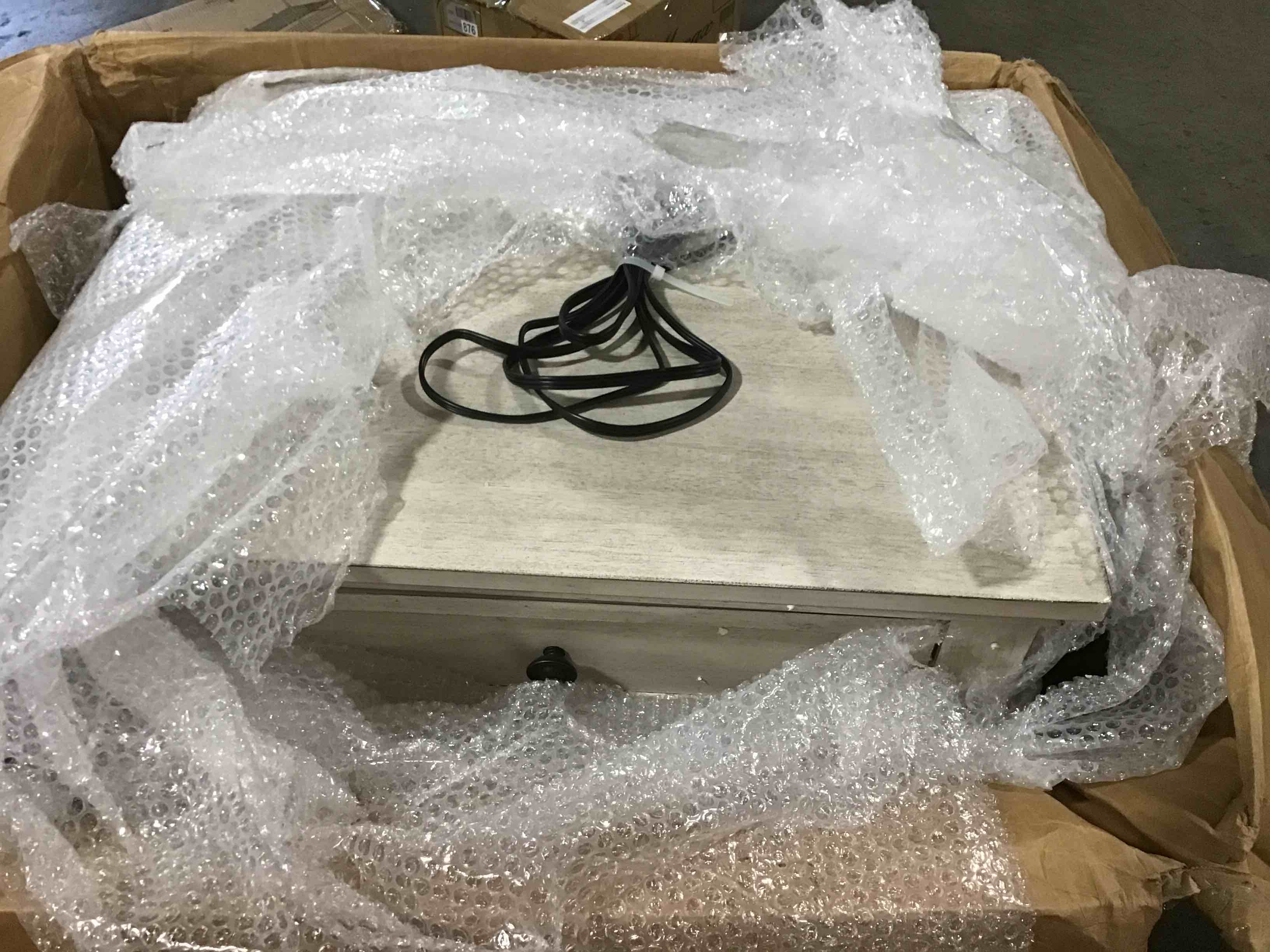 https://s3.amazonaws.com/lotting-images-prod/bidfta/BLU4782507_1688571045160.jpeg