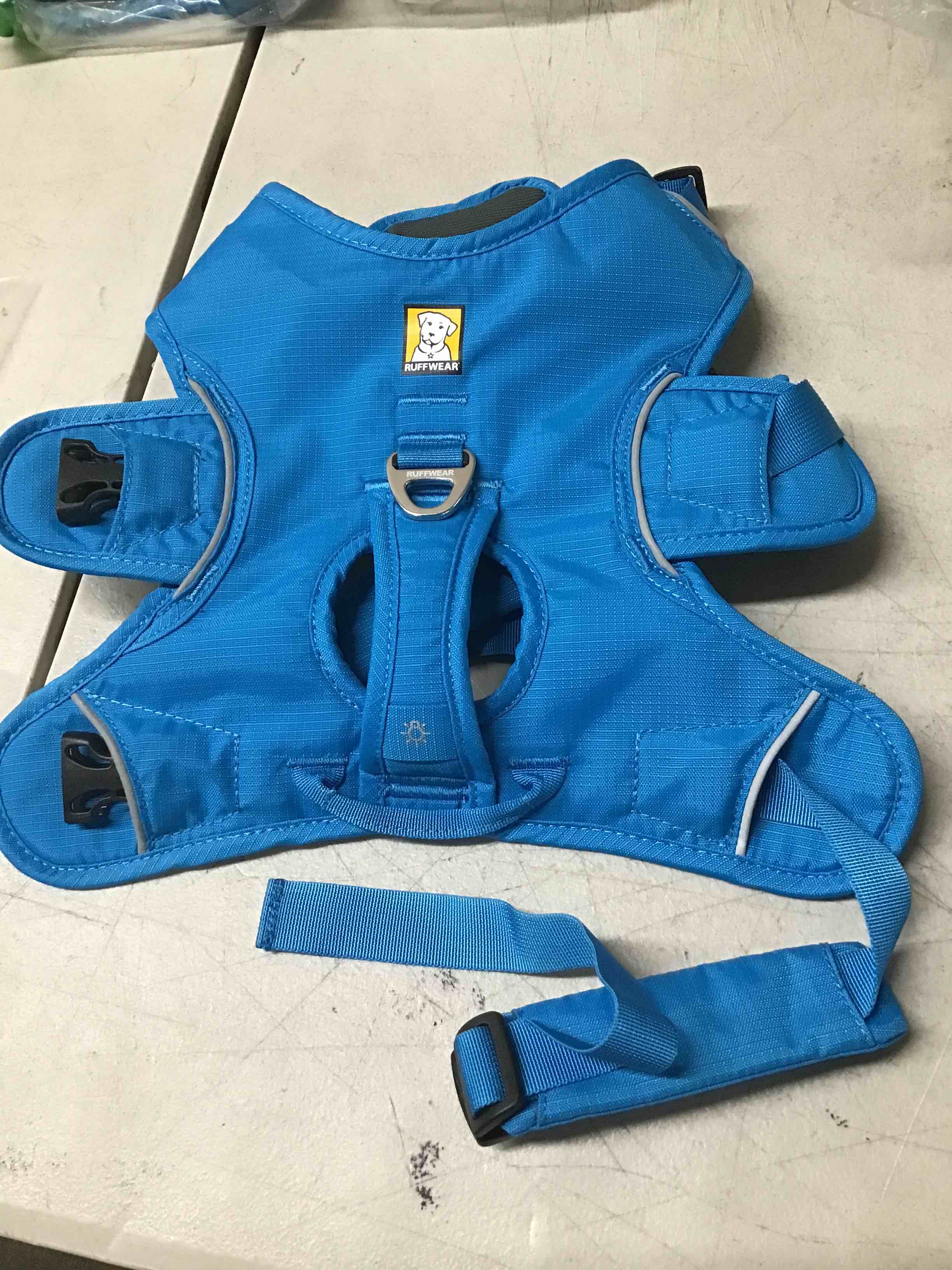 https://s3.amazonaws.com/lotting-images-prod/bidfta/BLU4795299_1682713149522.jpeg