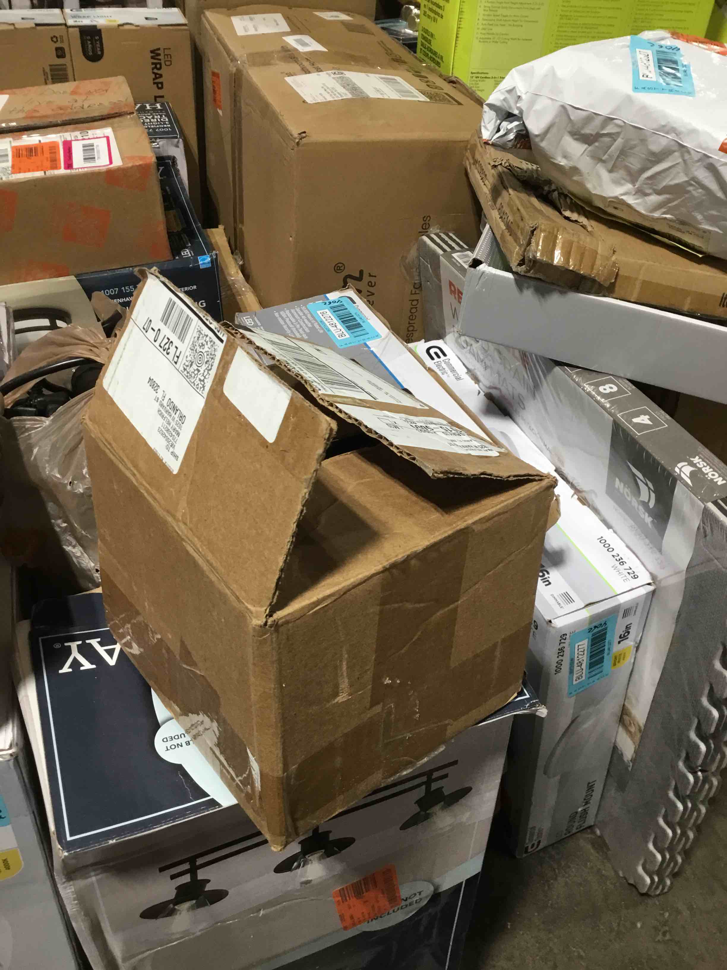 https://s3.amazonaws.com/lotting-images-prod/bidfta/BLU4812343_1691528520541.jpeg