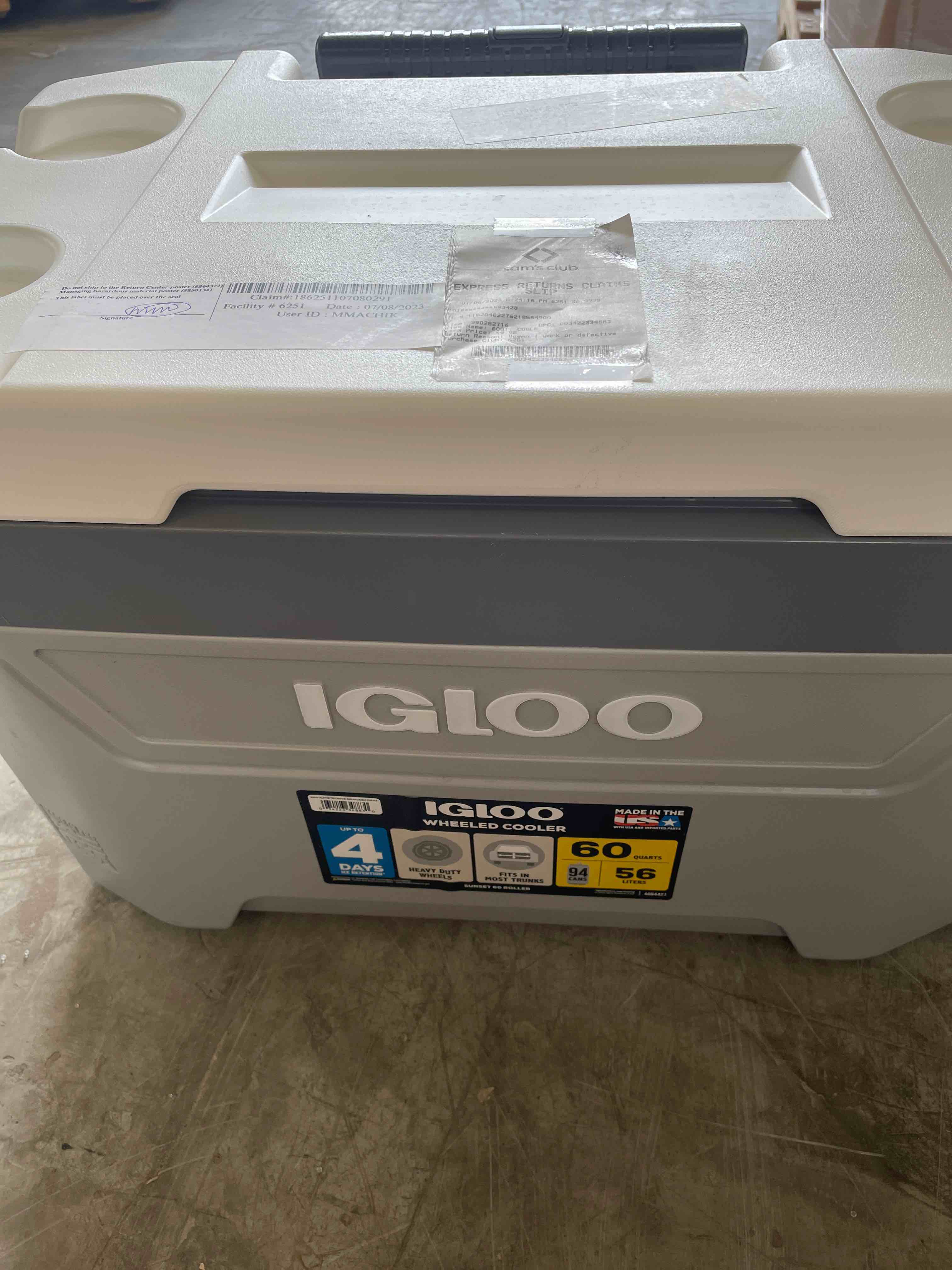 IGLOO Wheeled Cooler 60 Quarts 56 Liters 