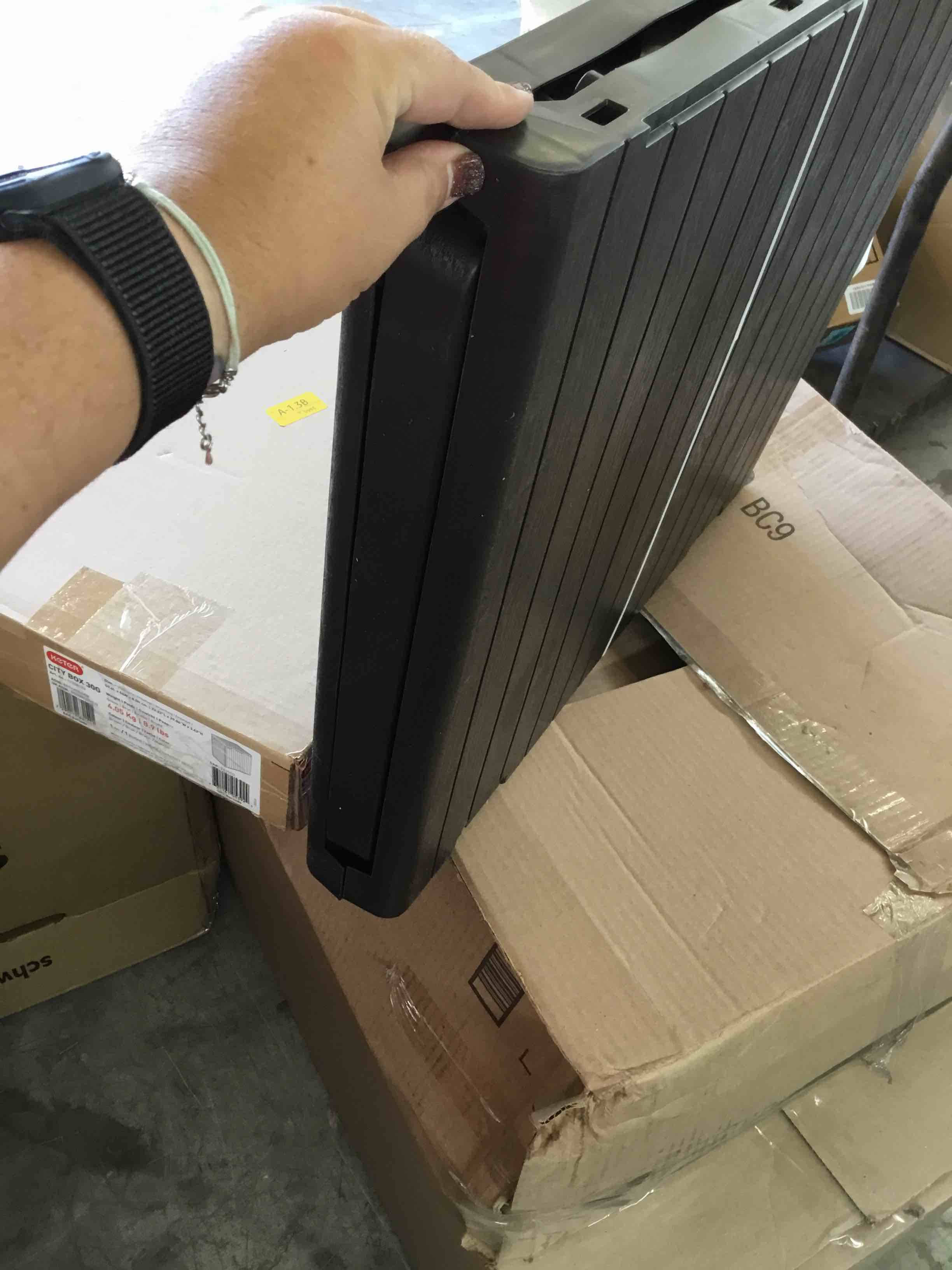 https://s3.amazonaws.com/lotting-images-prod/bidfta/BLU4849872_1691077244583.jpeg
