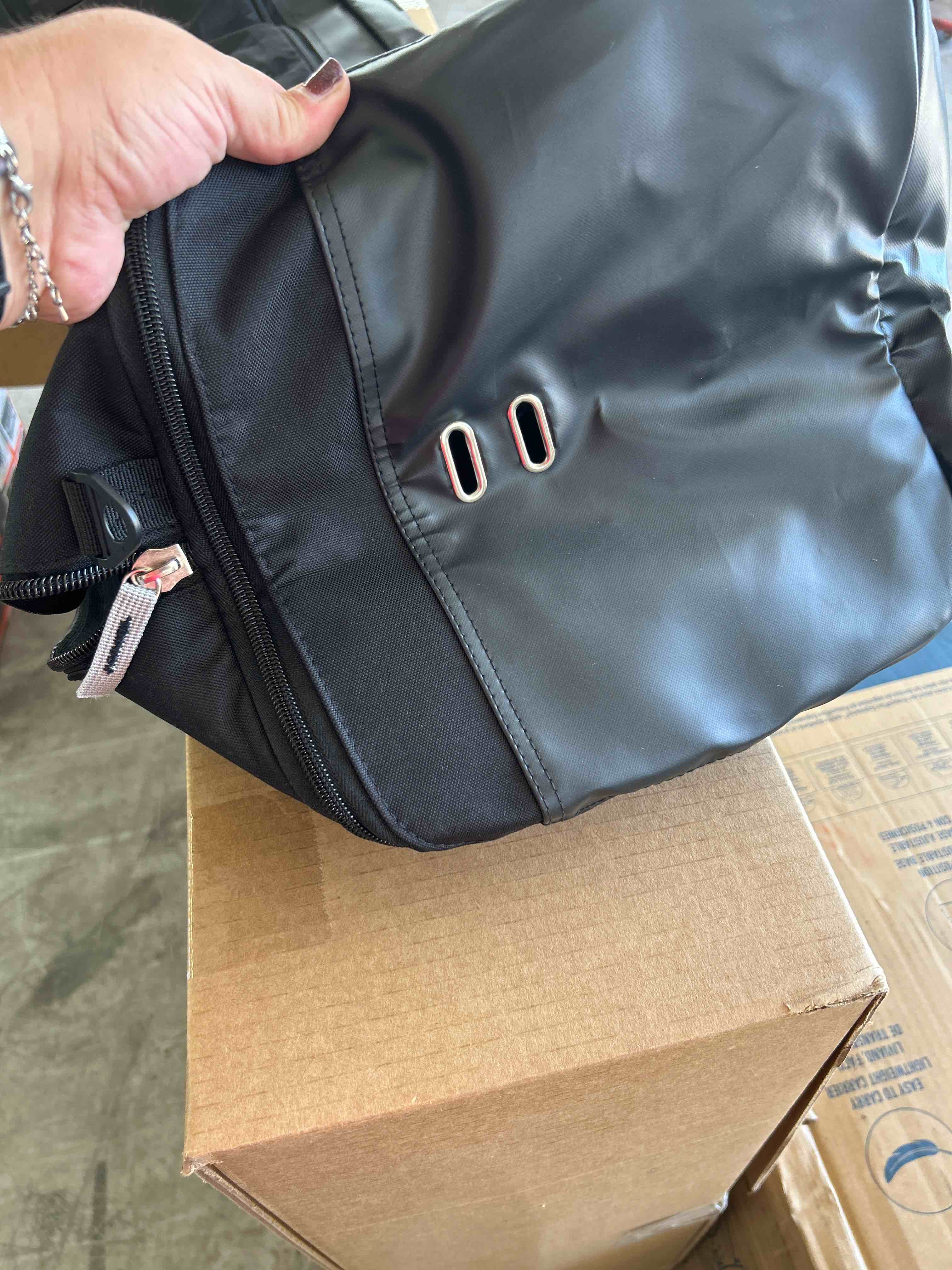 https://s3.amazonaws.com/lotting-images-prod/bidfta/BLU4849884_1691085837038.jpeg