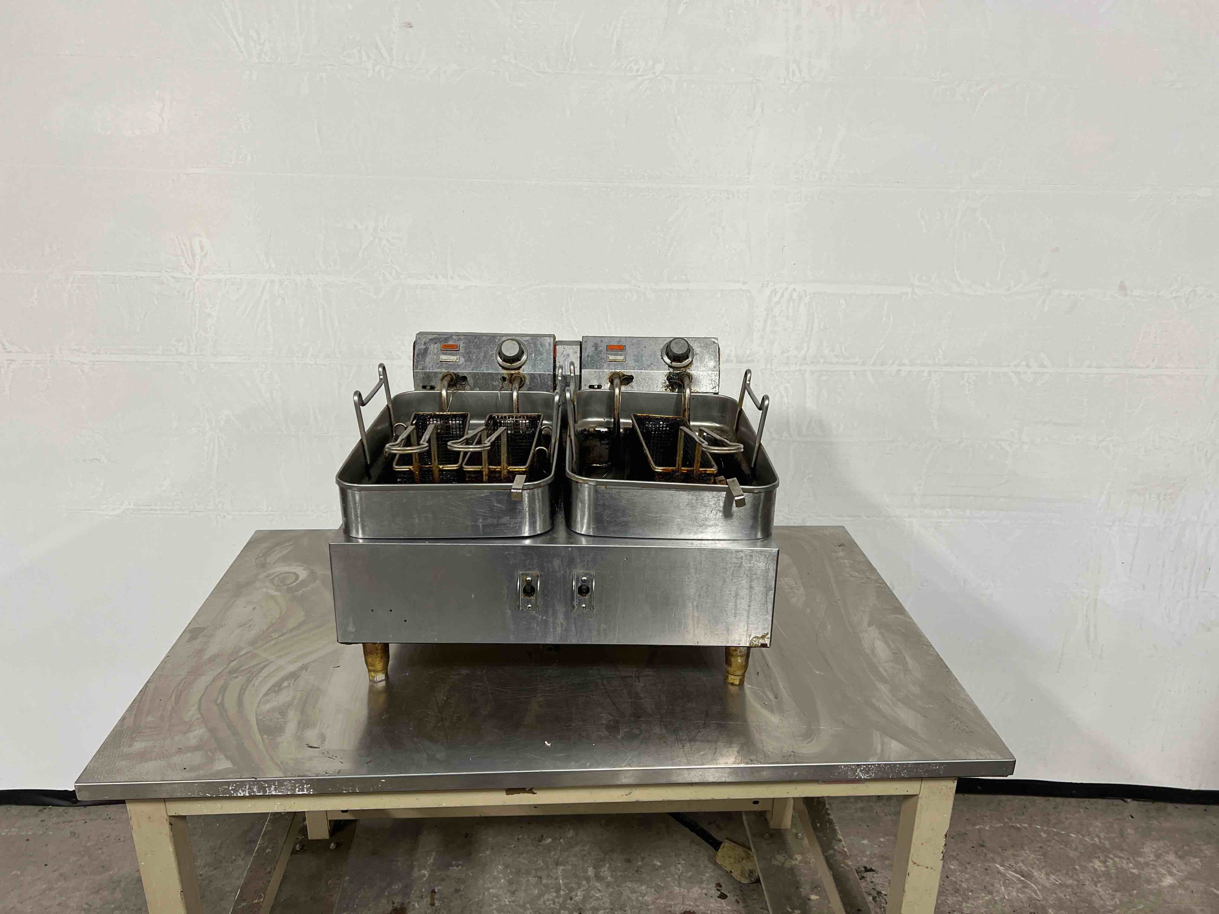 WELLS 24 INCH DUAL 20LB CAPACITY ELECTRIC FRYER 