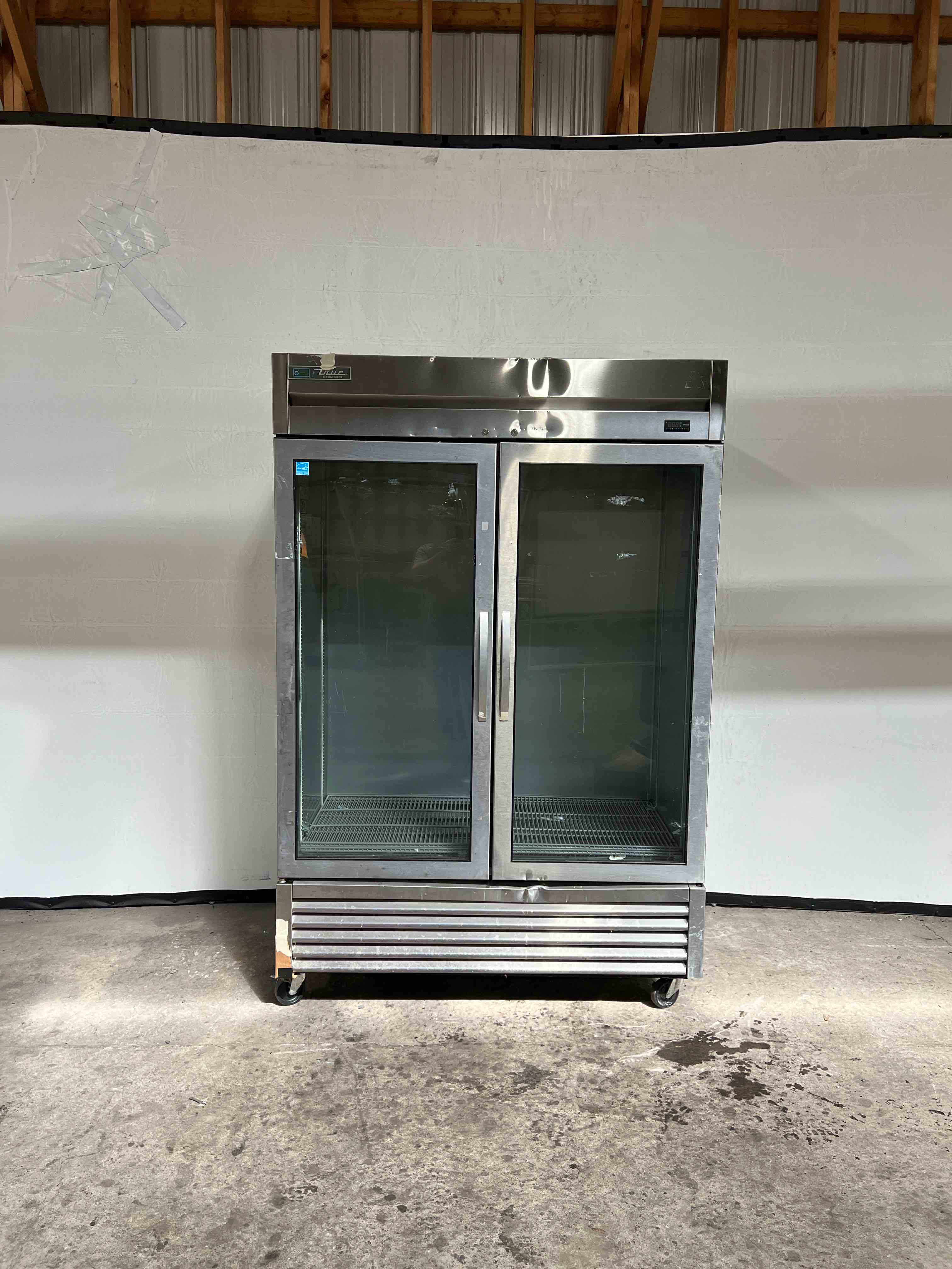 2020 TRUE TWO GLASS DOOR REFRIGERATED REACH IN MERCHANDISER ON CASTERS