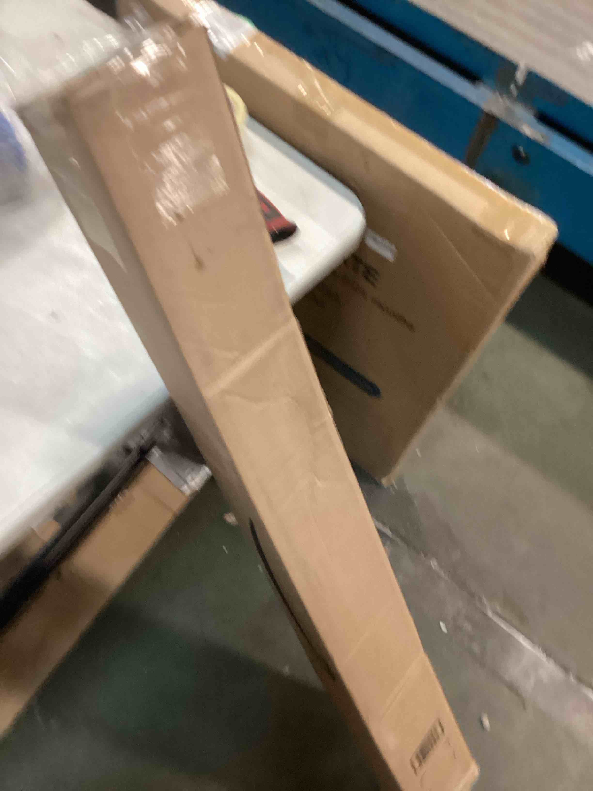 https://s3.amazonaws.com/lotting-images-prod/bidfta/BLU4928961_1709398770485.jpeg