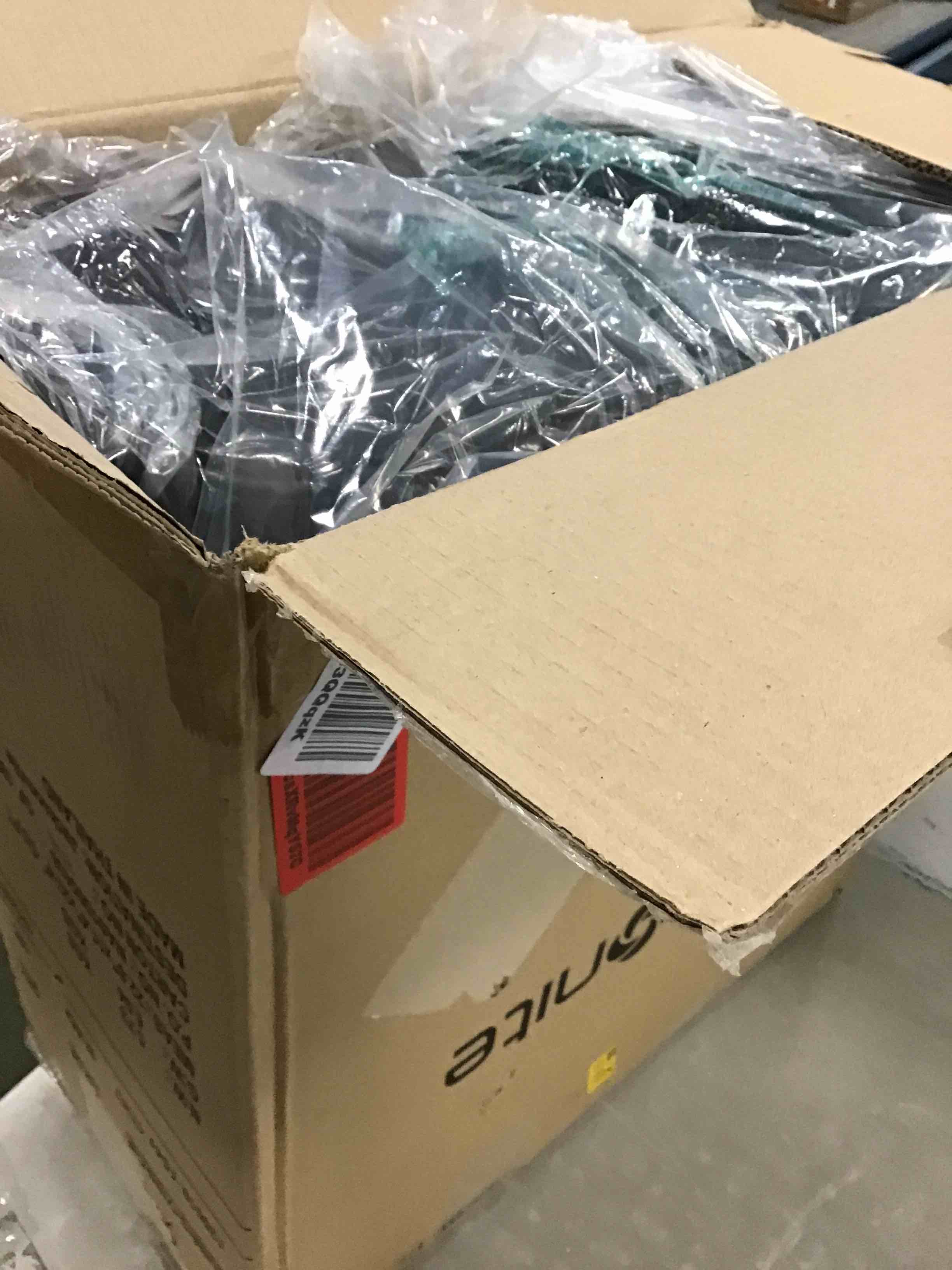 https://s3.amazonaws.com/lotting-images-prod/bidfta/BLU4933486_1705670564872.jpeg