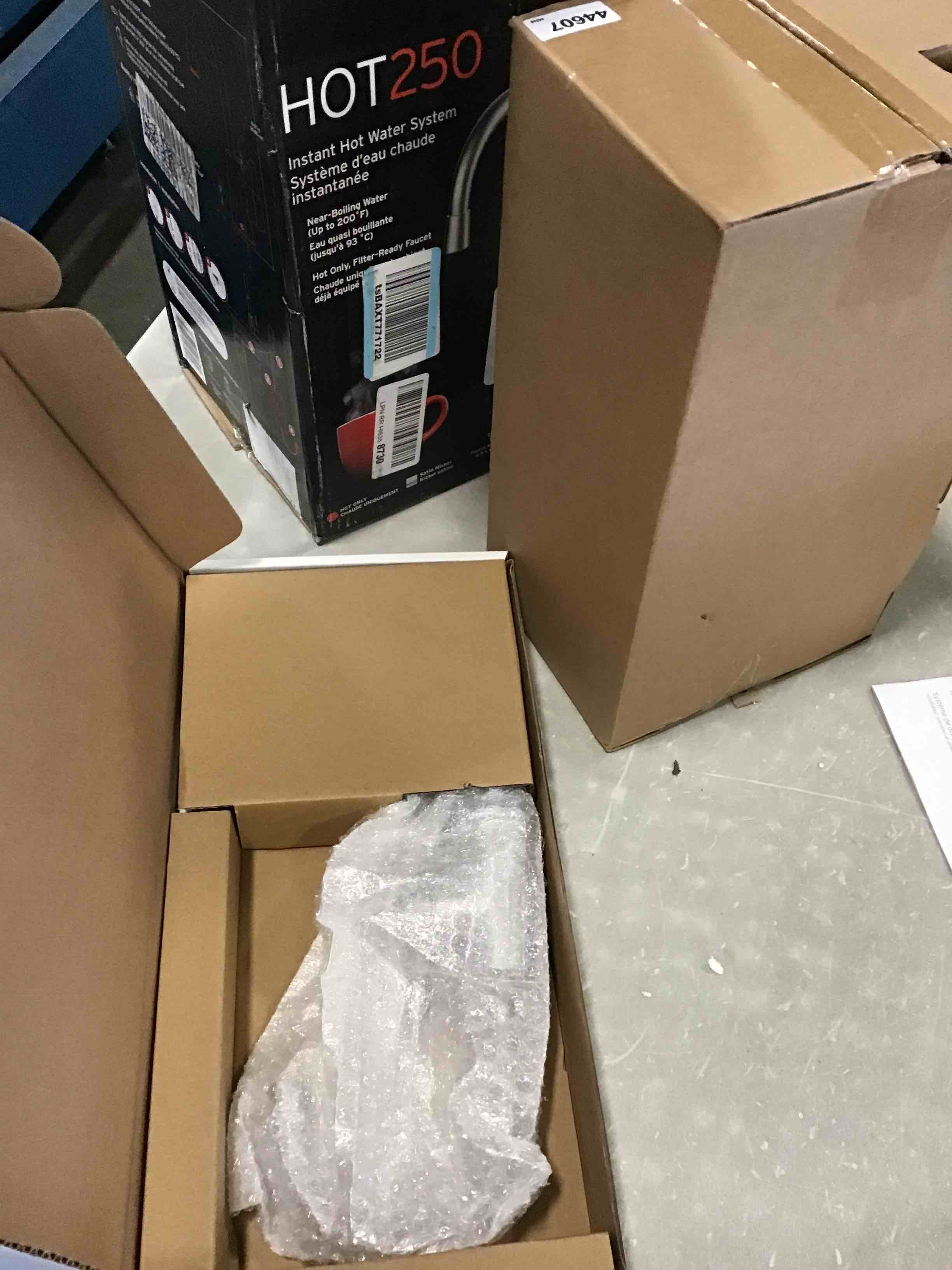 https://s3.amazonaws.com/lotting-images-prod/bidfta/BLU4933761_1705762120558.jpeg