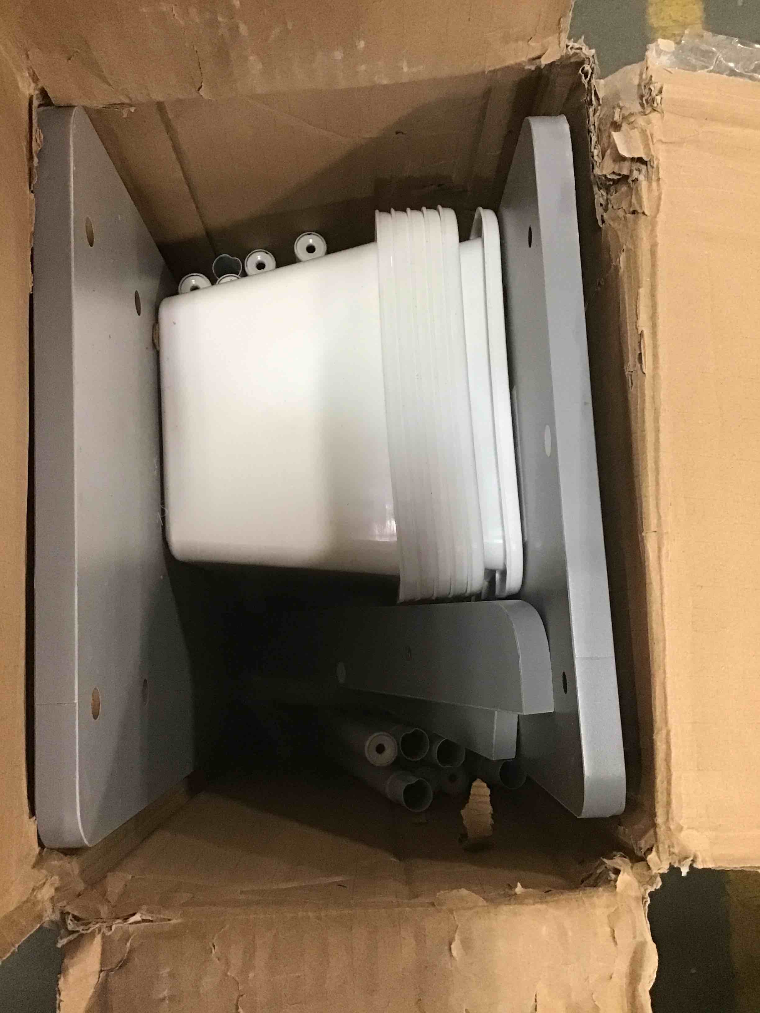 https://s3.amazonaws.com/lotting-images-prod/bidfta/BLU4933975_1704313550584.jpeg