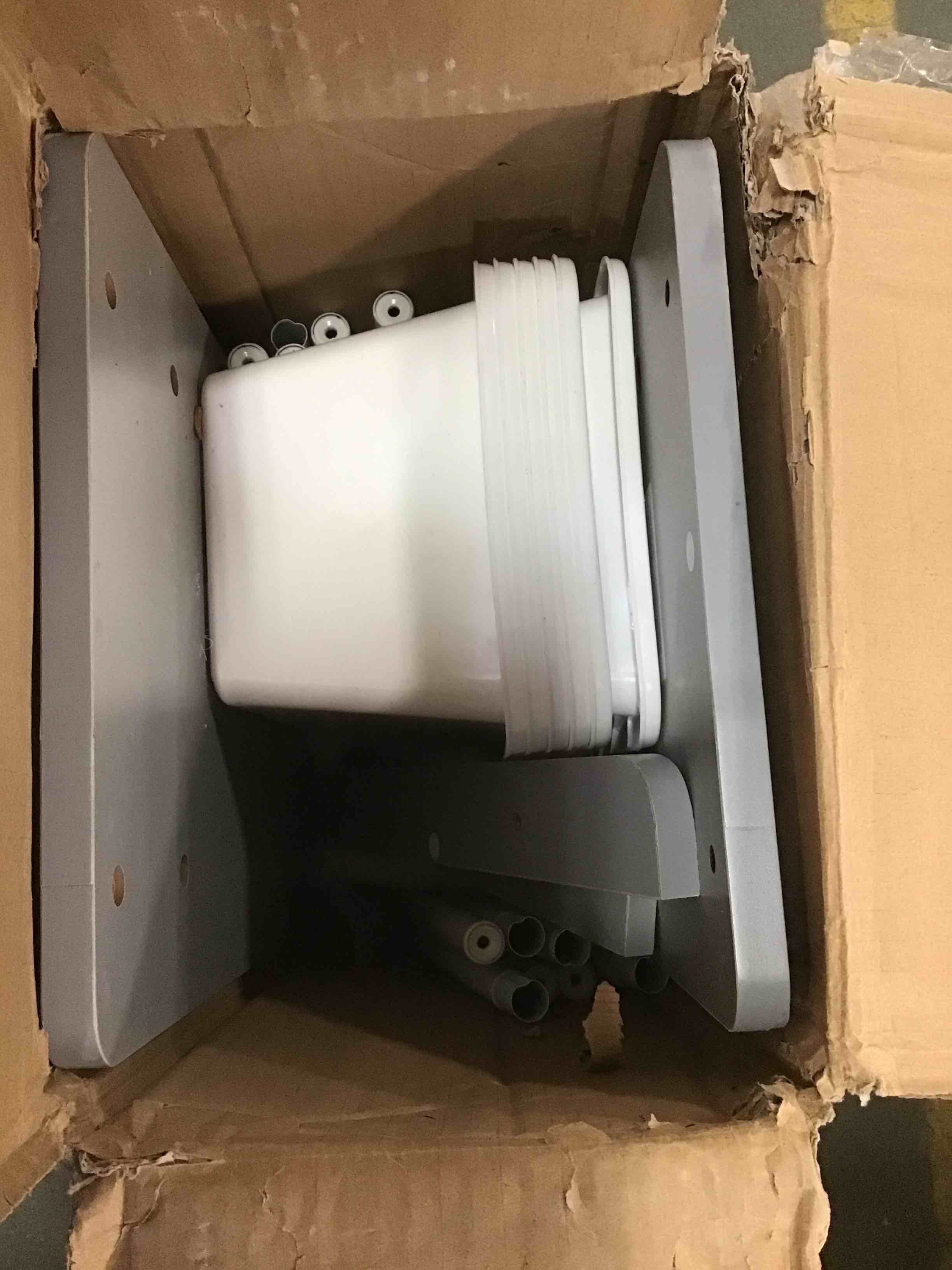 https://s3.amazonaws.com/lotting-images-prod/bidfta/BLU4933975_1704313551593.jpeg