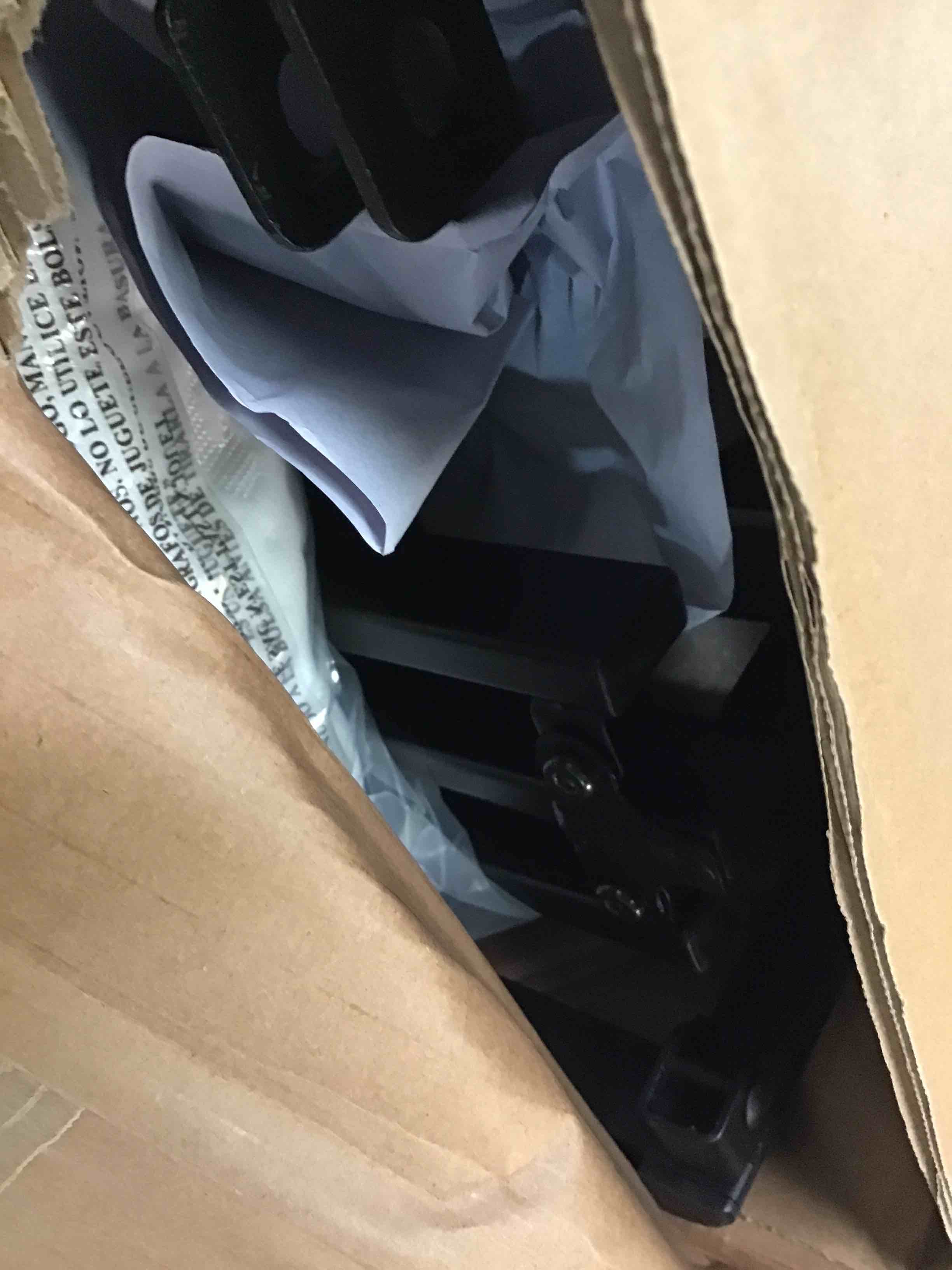 https://s3.amazonaws.com/lotting-images-prod/bidfta/BLU4934375_1704738662513.jpeg