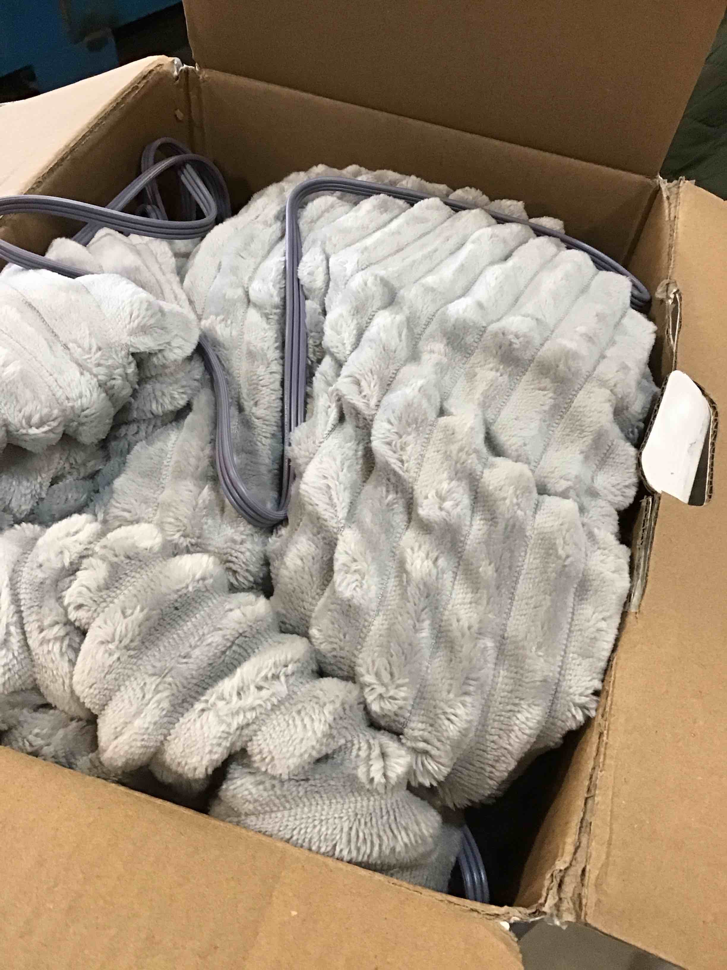 https://s3.amazonaws.com/lotting-images-prod/bidfta/BLU4934975_1705336612535.jpeg