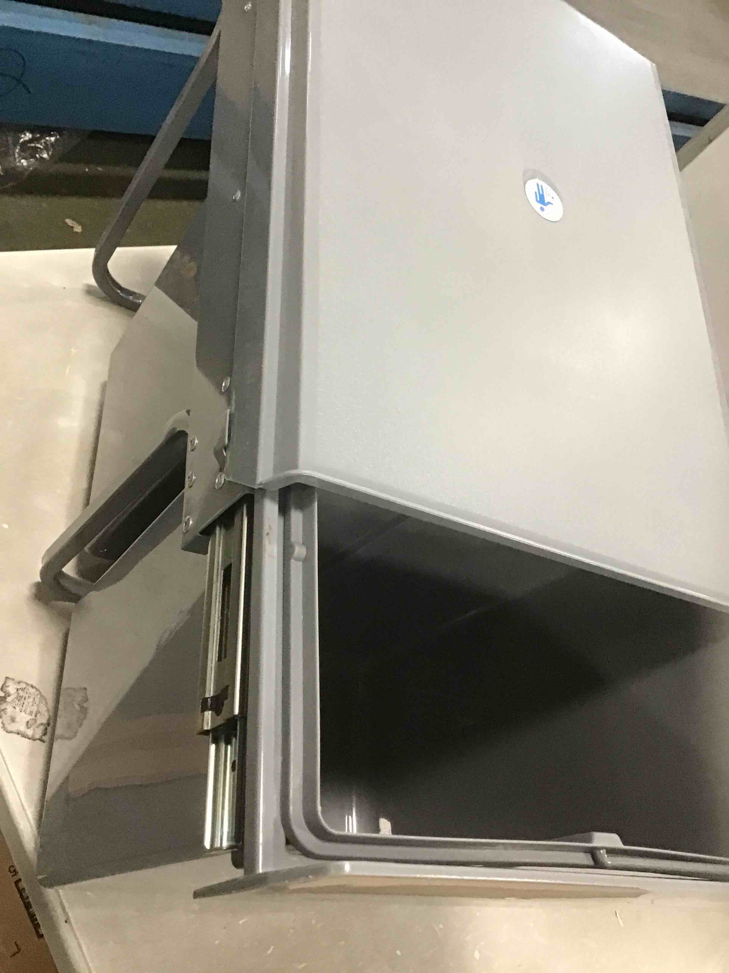 https://s3.amazonaws.com/lotting-images-prod/bidfta/BLU4938068_1705352696757.jpeg
