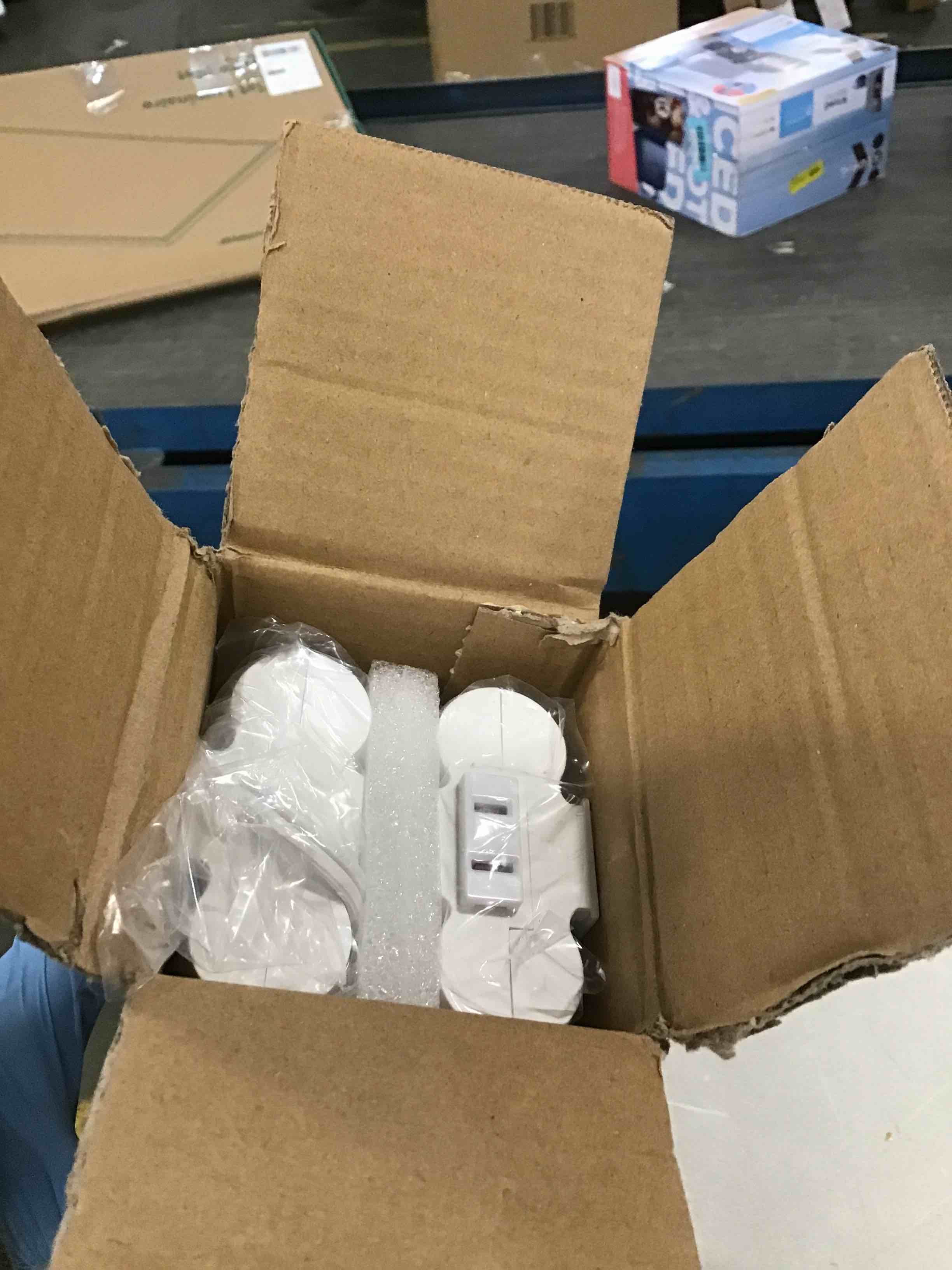 https://s3.amazonaws.com/lotting-images-prod/bidfta/BLU4940415_1704480820857.jpeg