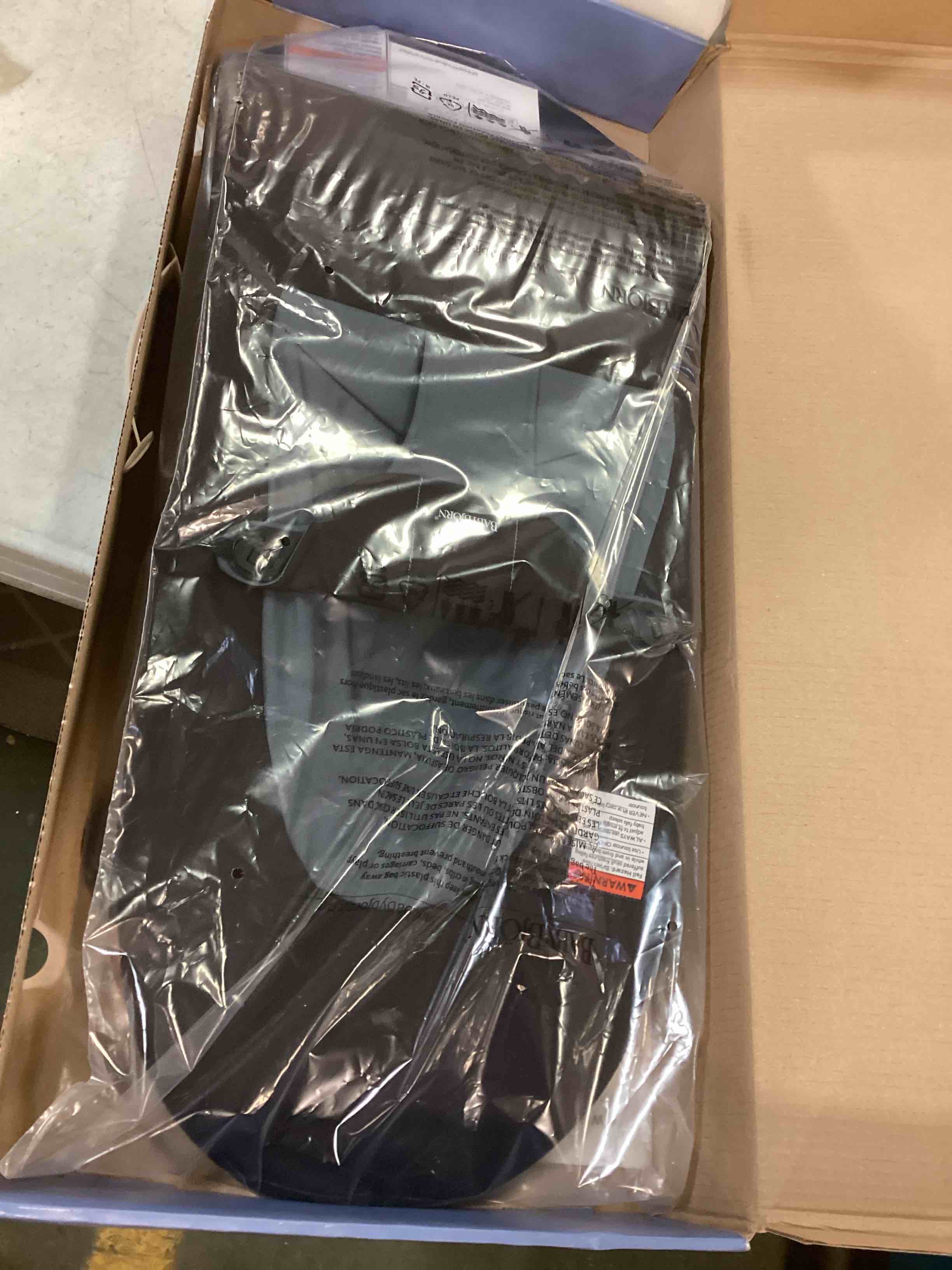 https://s3.amazonaws.com/lotting-images-prod/bidfta/BLU4944595_1704397125900.jpeg