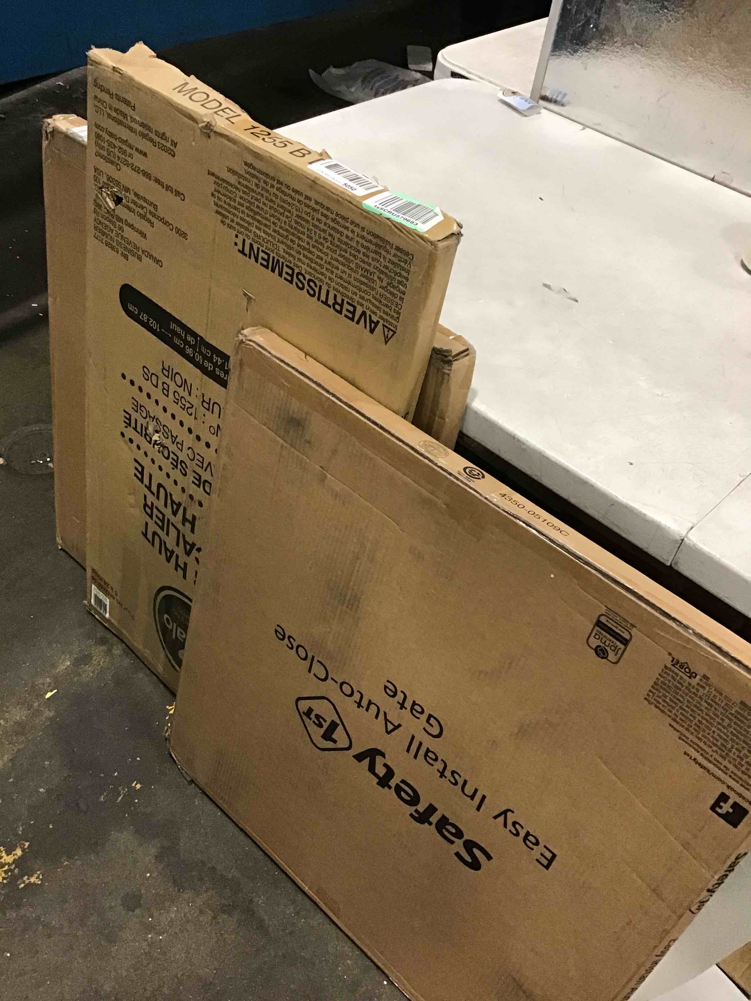 https://s3.amazonaws.com/lotting-images-prod/bidfta/BLU4949928_1705087709932.jpeg