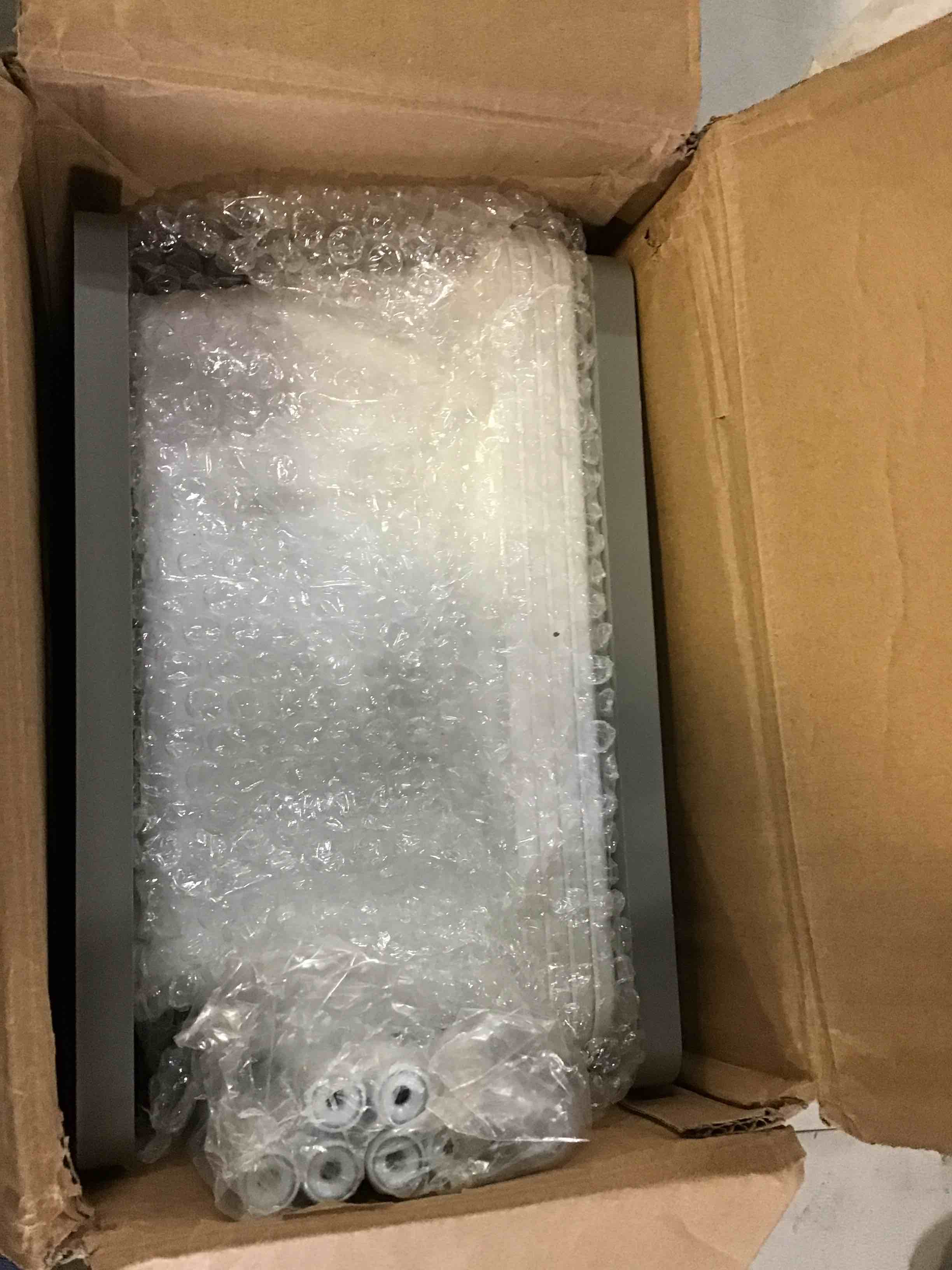 https://s3.amazonaws.com/lotting-images-prod/bidfta/BLU4952787_1695316824025.jpeg