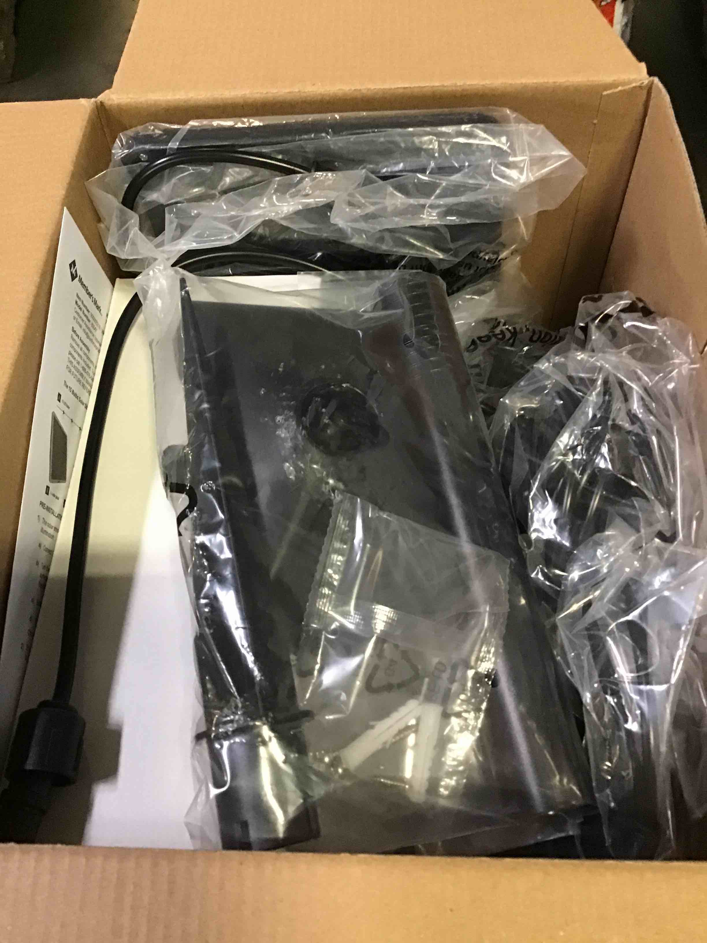 https://s3.amazonaws.com/lotting-images-prod/bidfta/BLU4962508_1695310147984.jpeg
