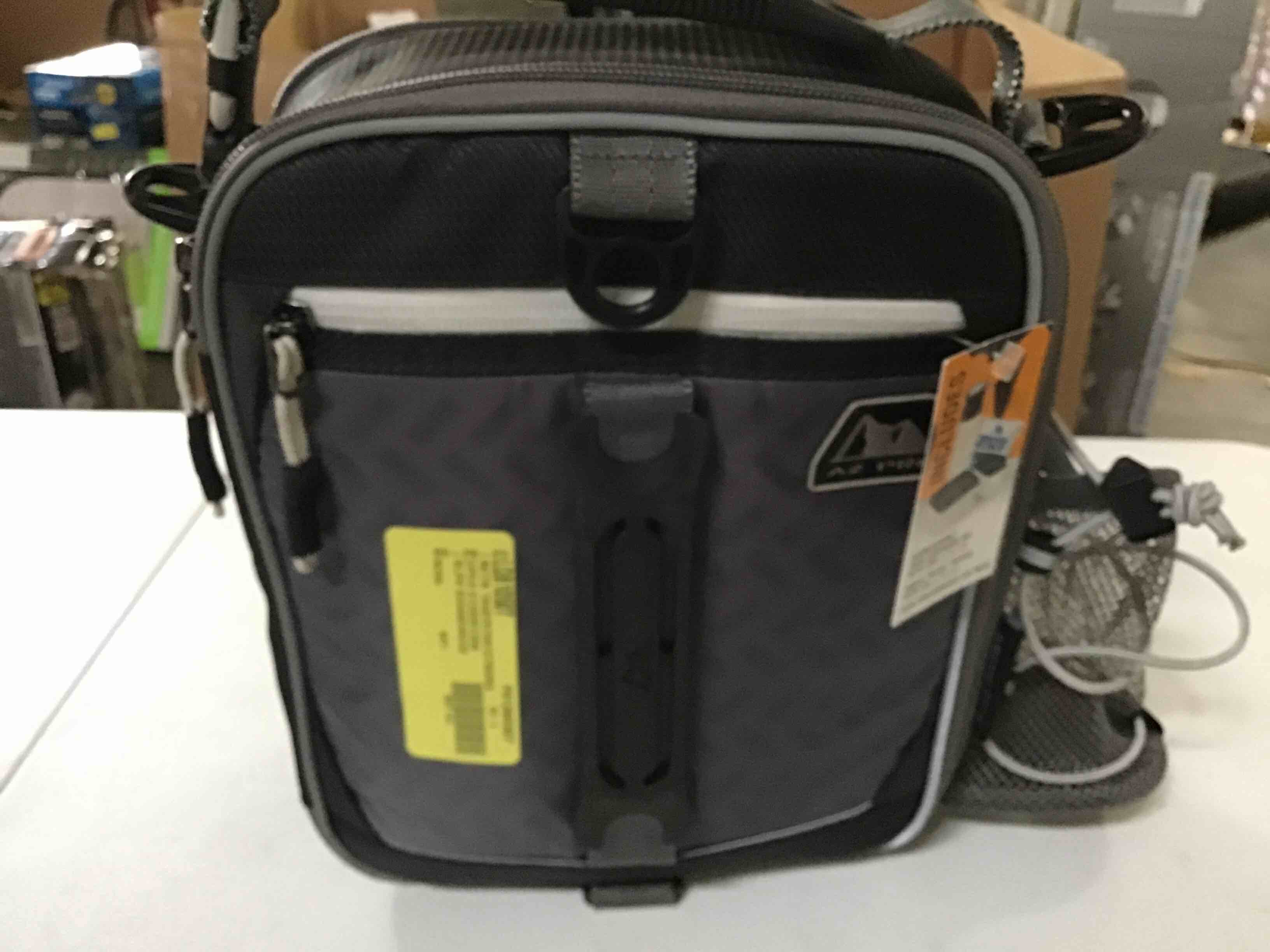 https://s3.amazonaws.com/lotting-images-prod/bidfta/BLU4963857_1696450837133.jpeg