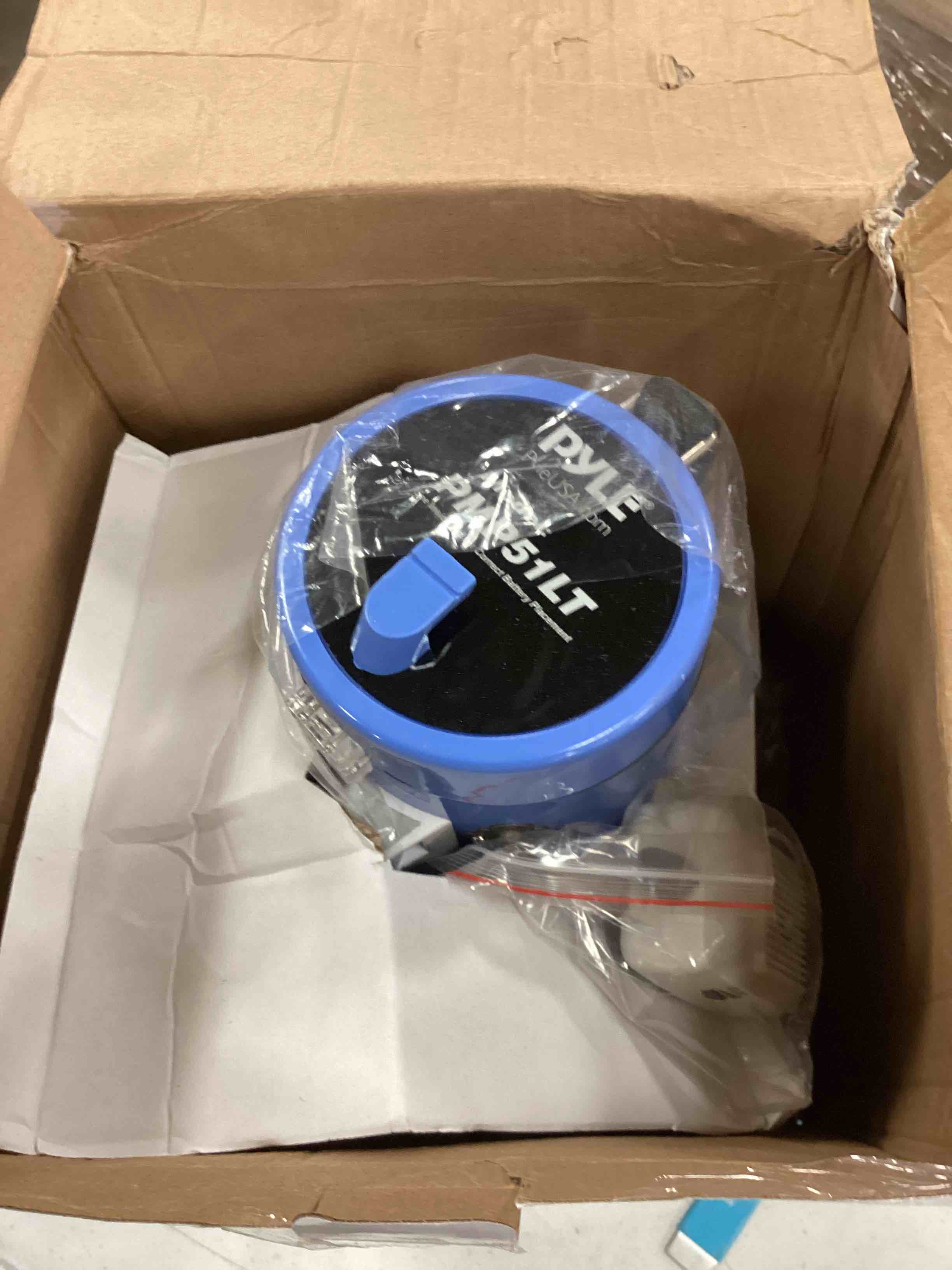 https://s3.amazonaws.com/lotting-images-prod/bidfta/BLU4964885_1690229323651.jpeg