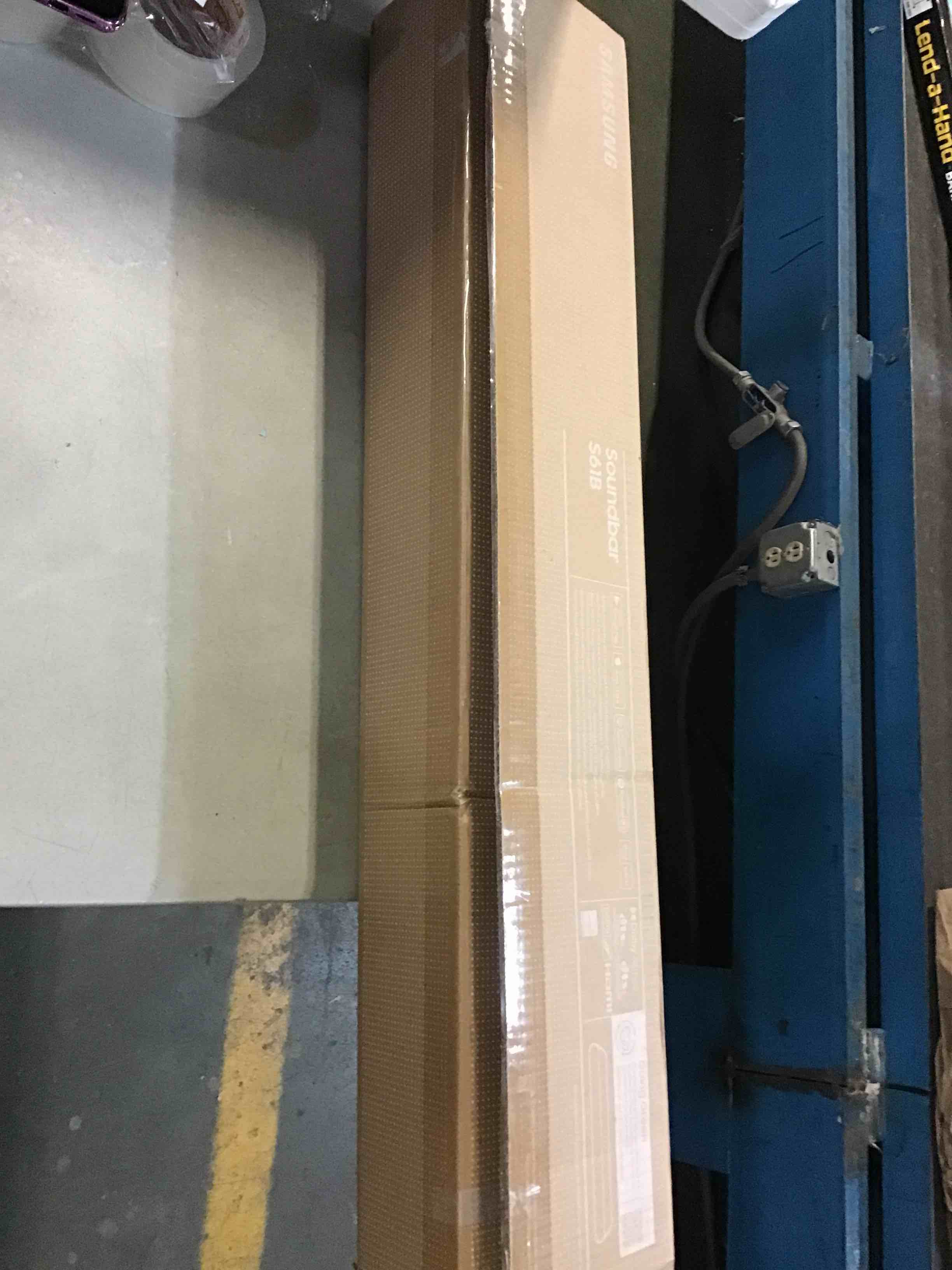 https://s3.amazonaws.com/lotting-images-prod/bidfta/BLU4977867_1685967427219.jpeg