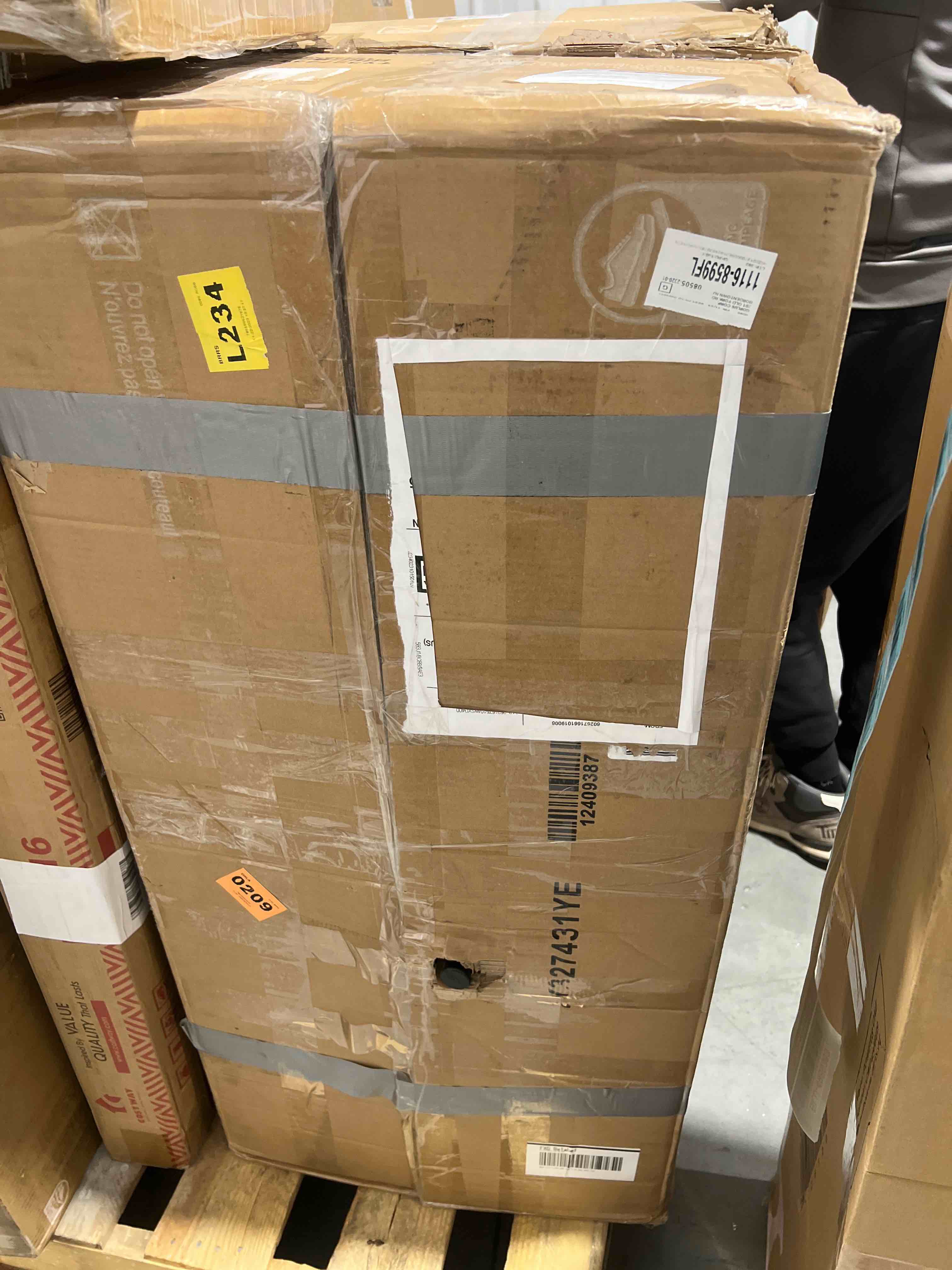 https://s3.amazonaws.com/lotting-images-prod/bidfta/BLU4989346_1701195289526.jpeg