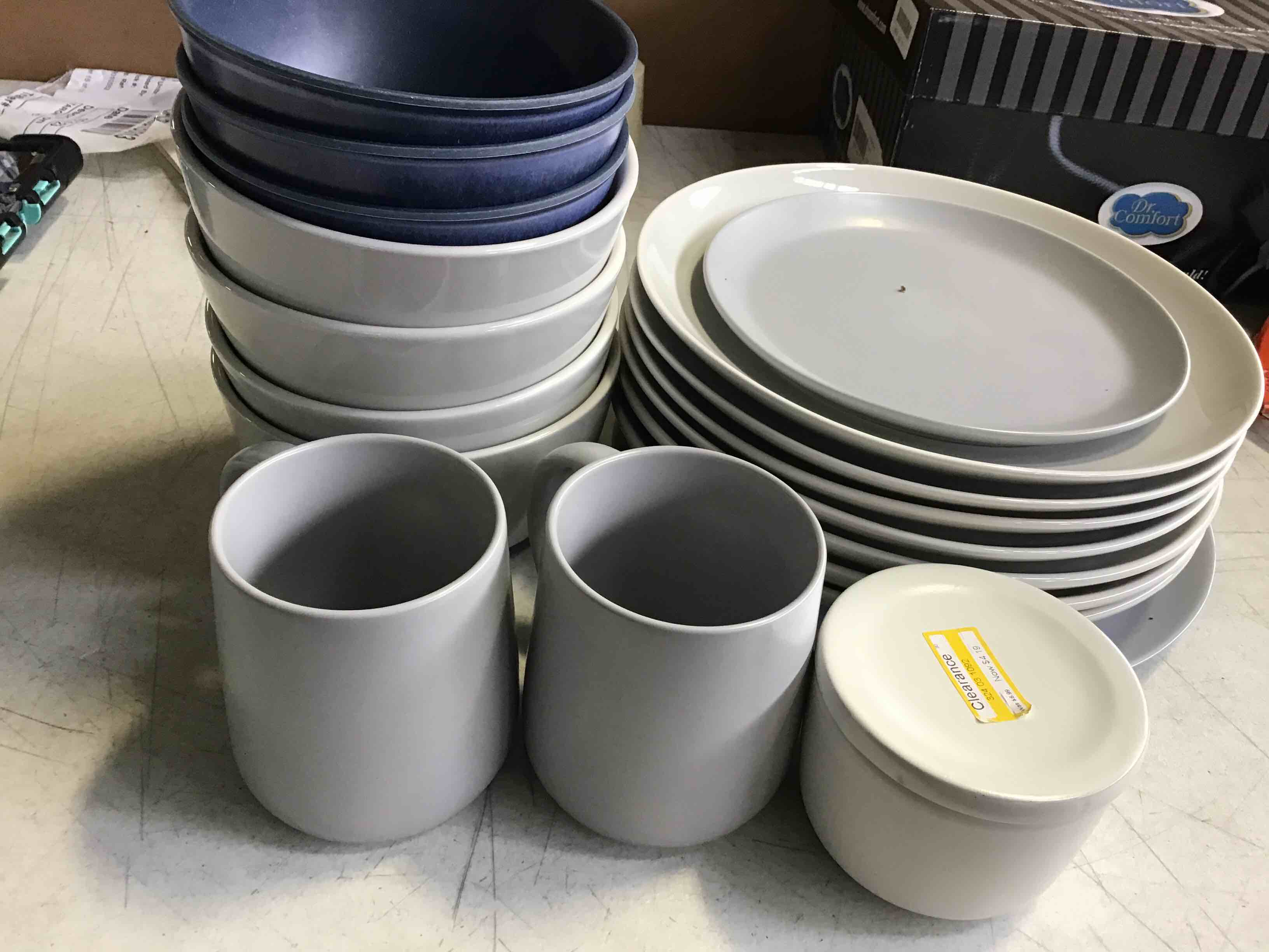 Assorted of Dishes (19 Pieces) 