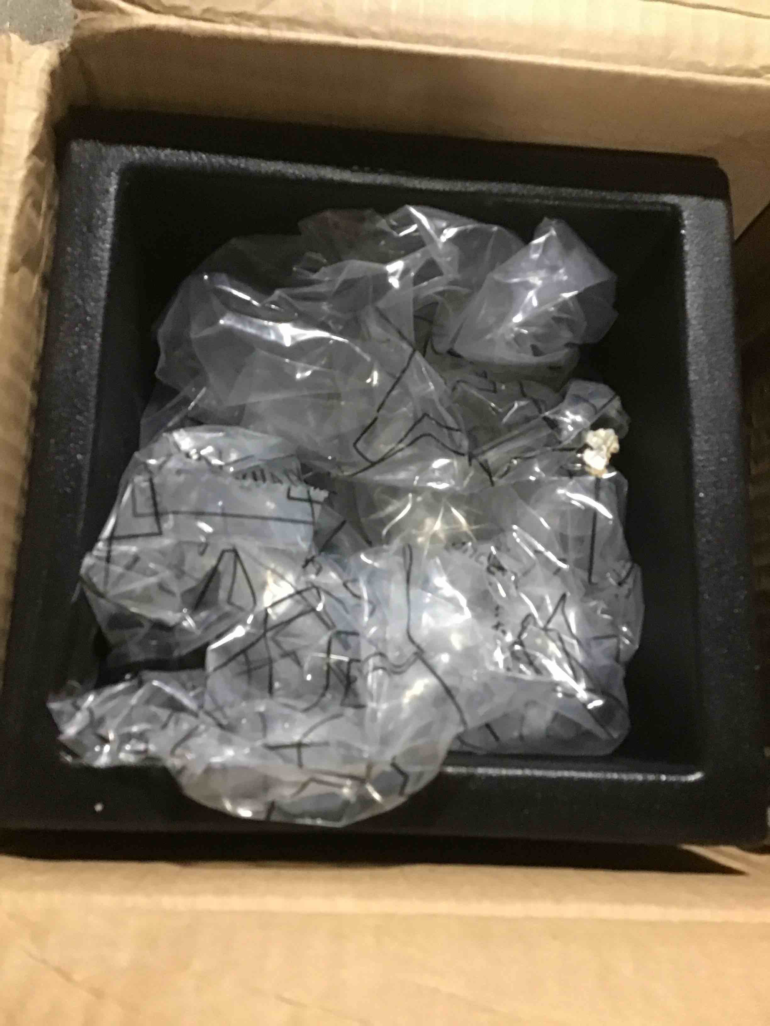 https://s3.amazonaws.com/lotting-images-prod/bidfta/BLU5113942_1706904394091.jpeg