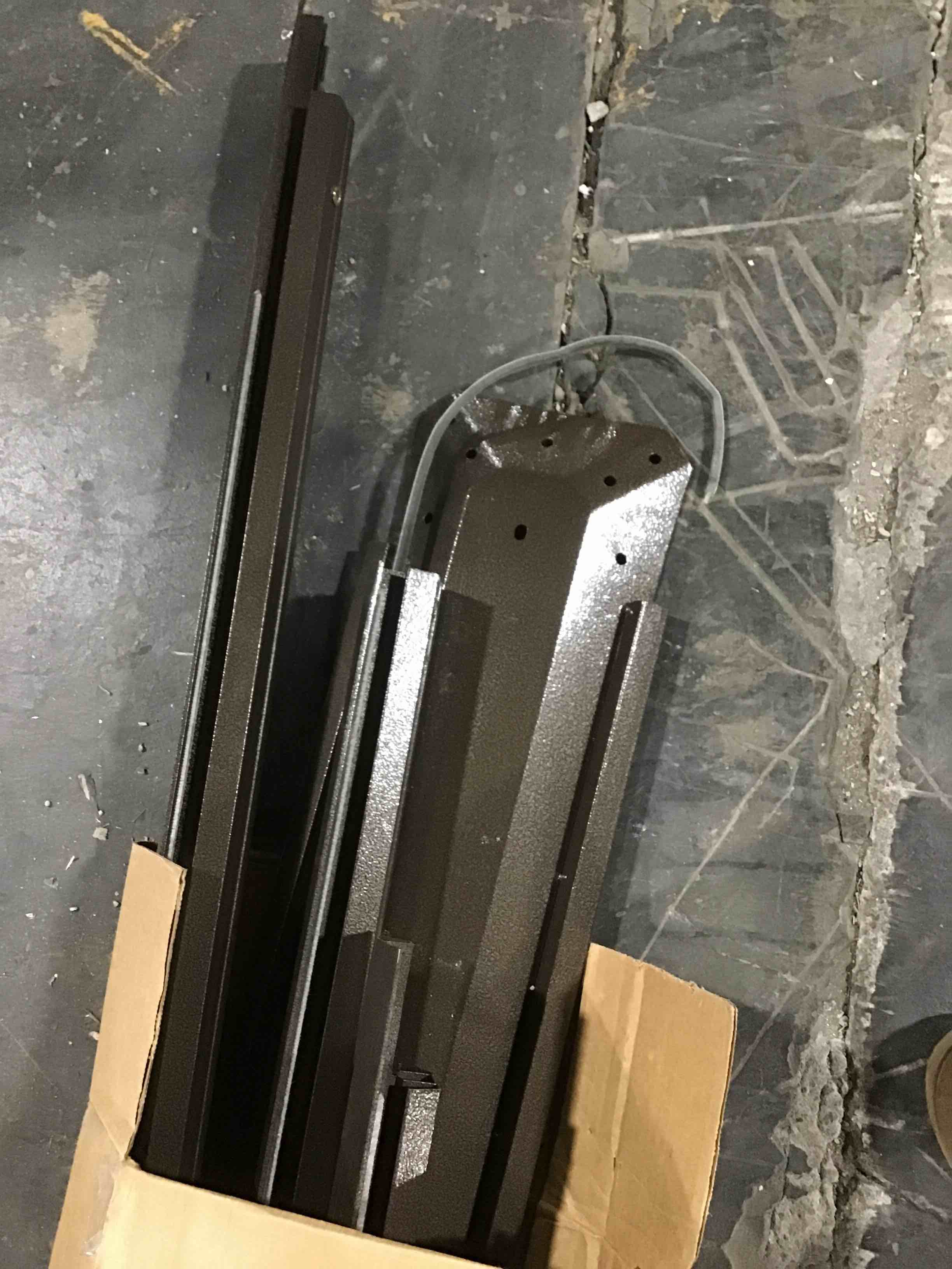 https://s3.amazonaws.com/lotting-images-prod/bidfta/BLU5114558_1707582838667.jpeg