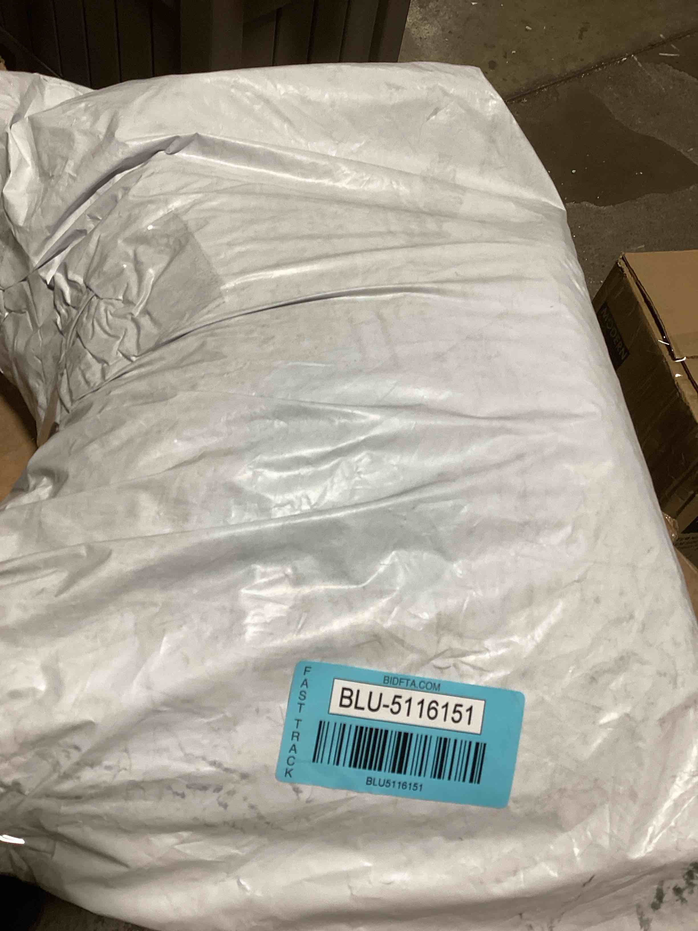 https://s3.amazonaws.com/lotting-images-prod/bidfta/BLU5116151_1706892332963.jpeg