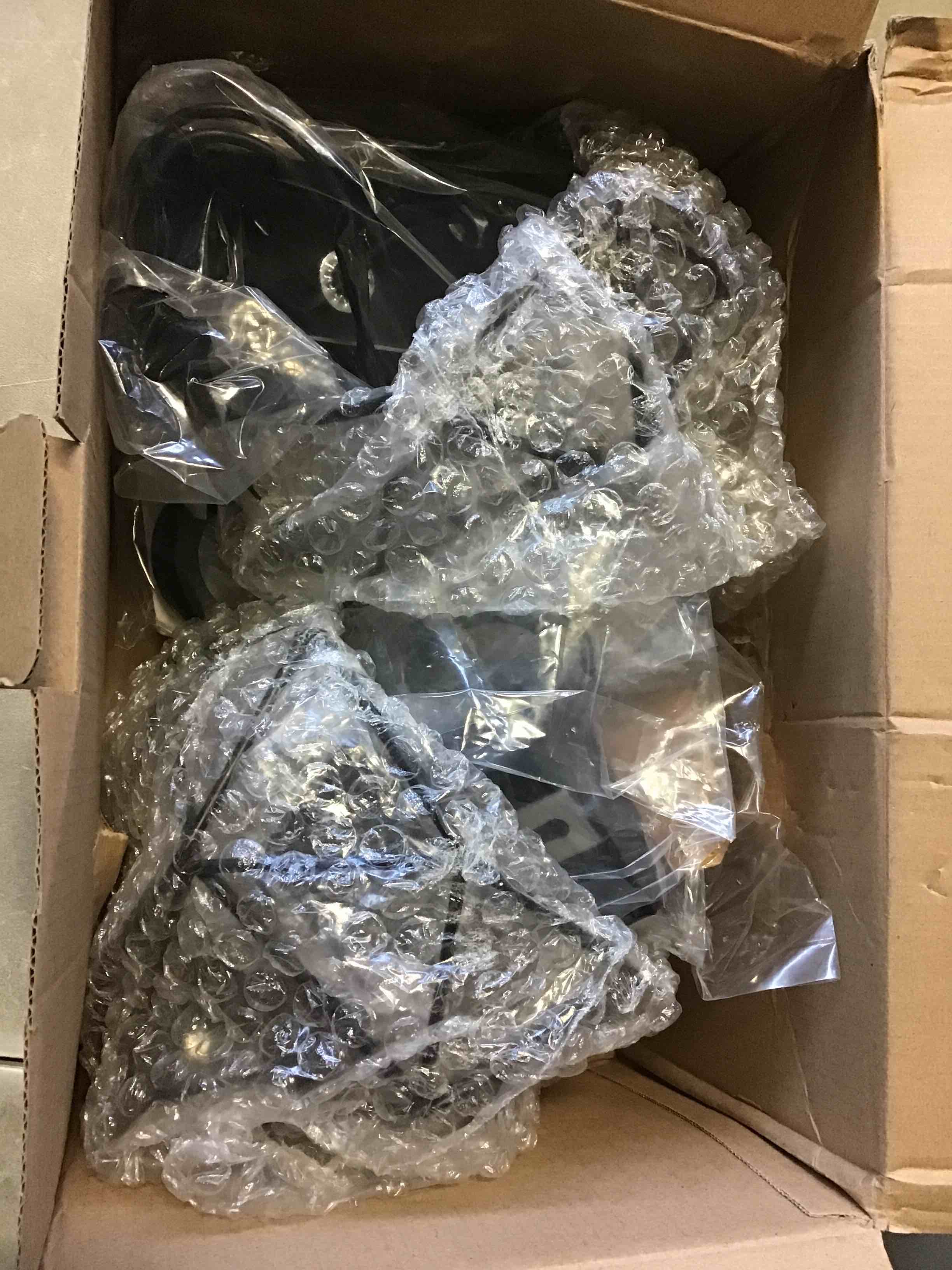 https://s3.amazonaws.com/lotting-images-prod/bidfta/BLU5148137_1701179844842.jpeg