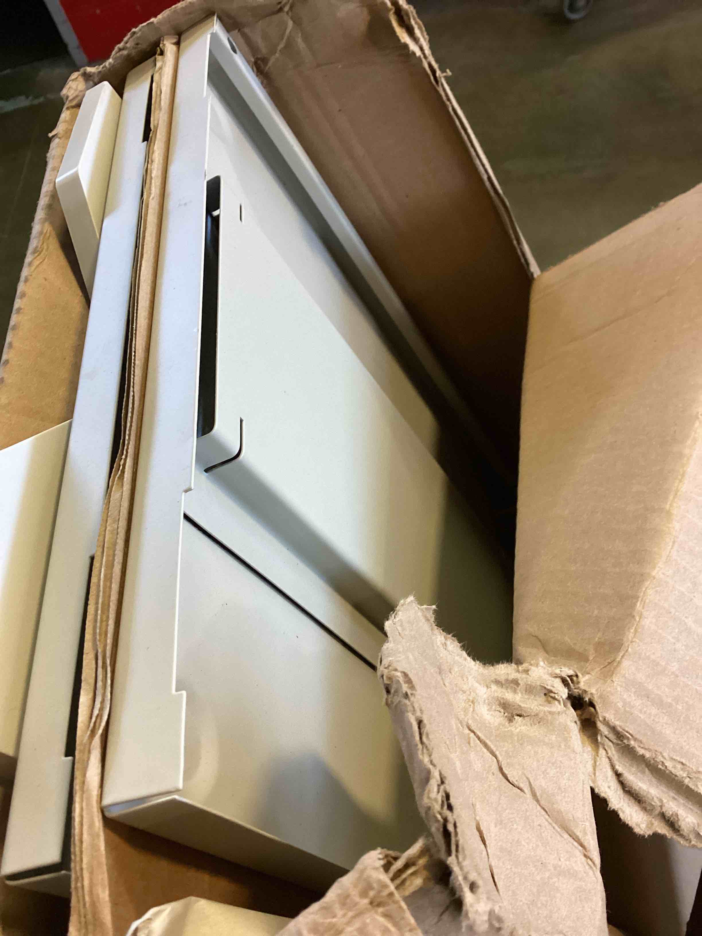 https://s3.amazonaws.com/lotting-images-prod/bidfta/BLU5148774_1700156098403.jpeg