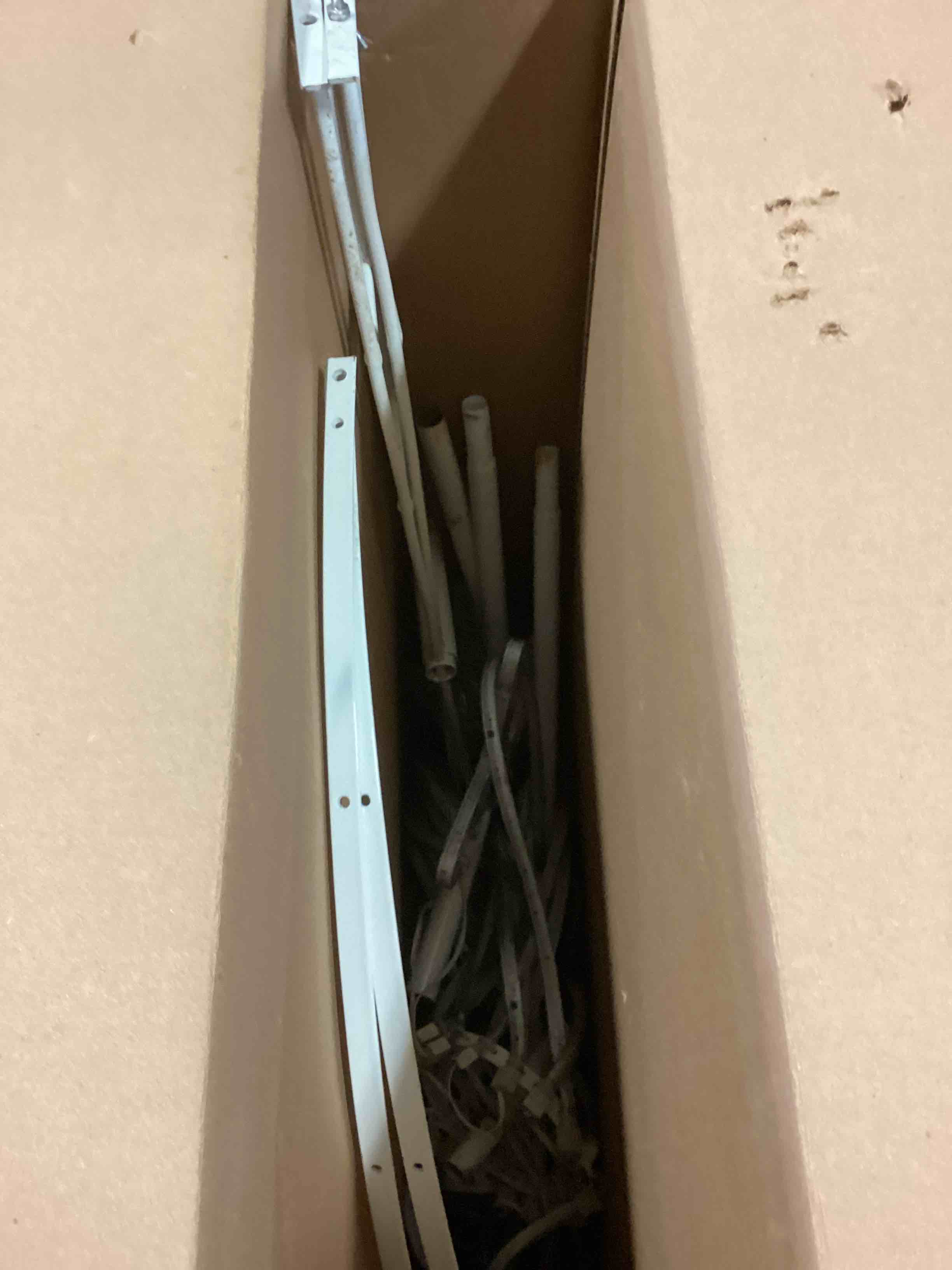 https://s3.amazonaws.com/lotting-images-prod/bidfta/BLU5154778_1700245287838.jpeg