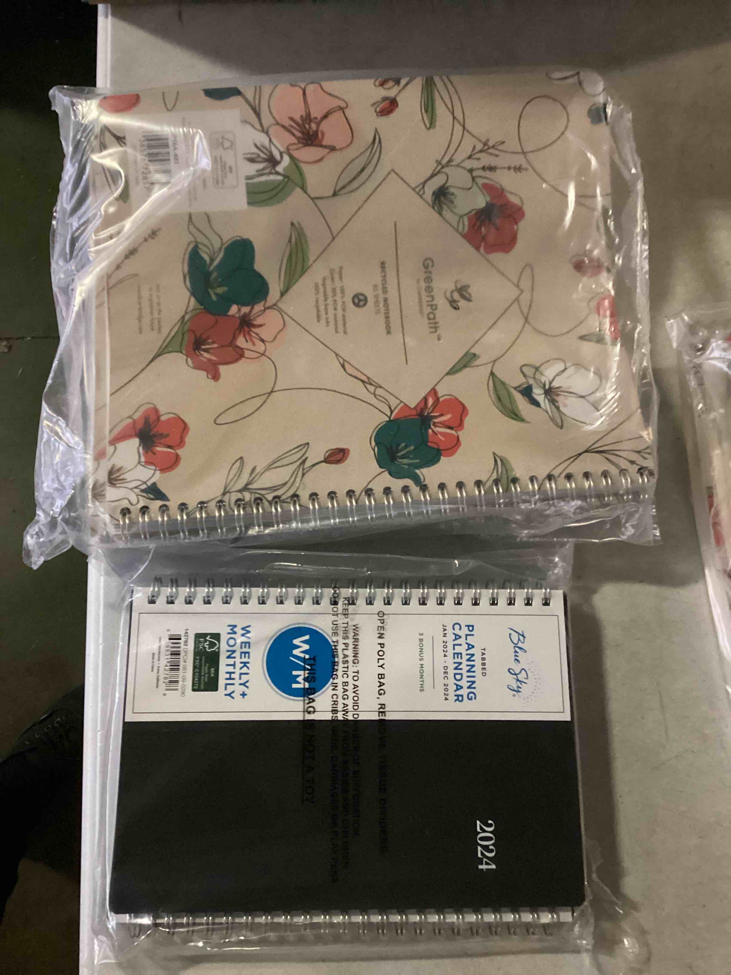 https://s3.amazonaws.com/lotting-images-prod/bidfta/BLU5155803_1701464848756.jpeg