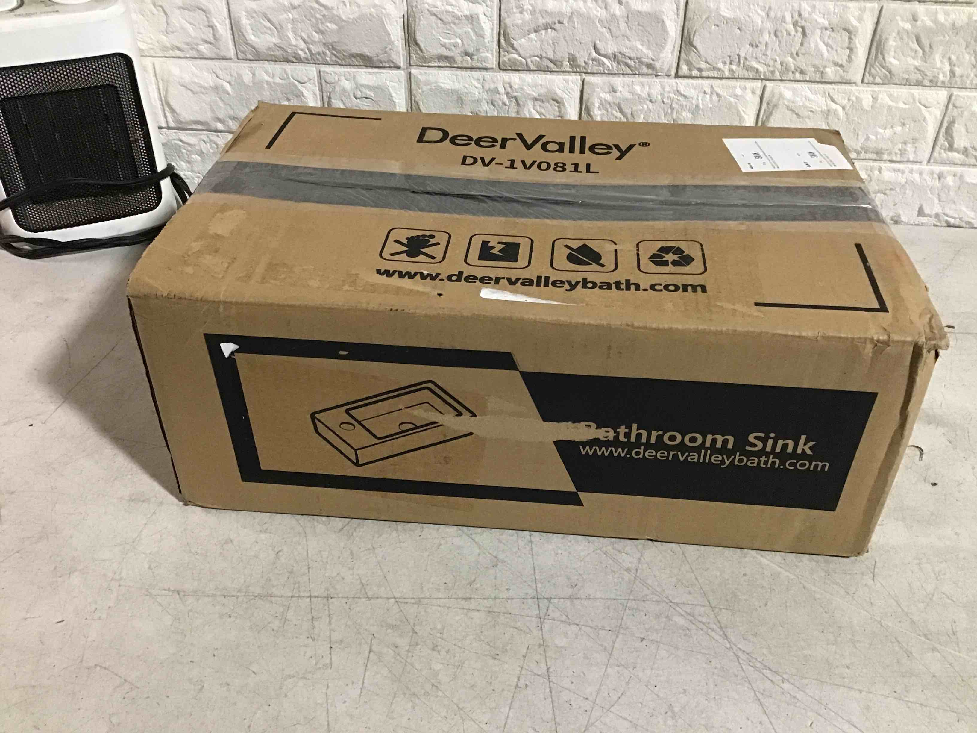 https://s3.amazonaws.com/lotting-images-prod/bidfta/BLU5182992_1691766908806.jpeg