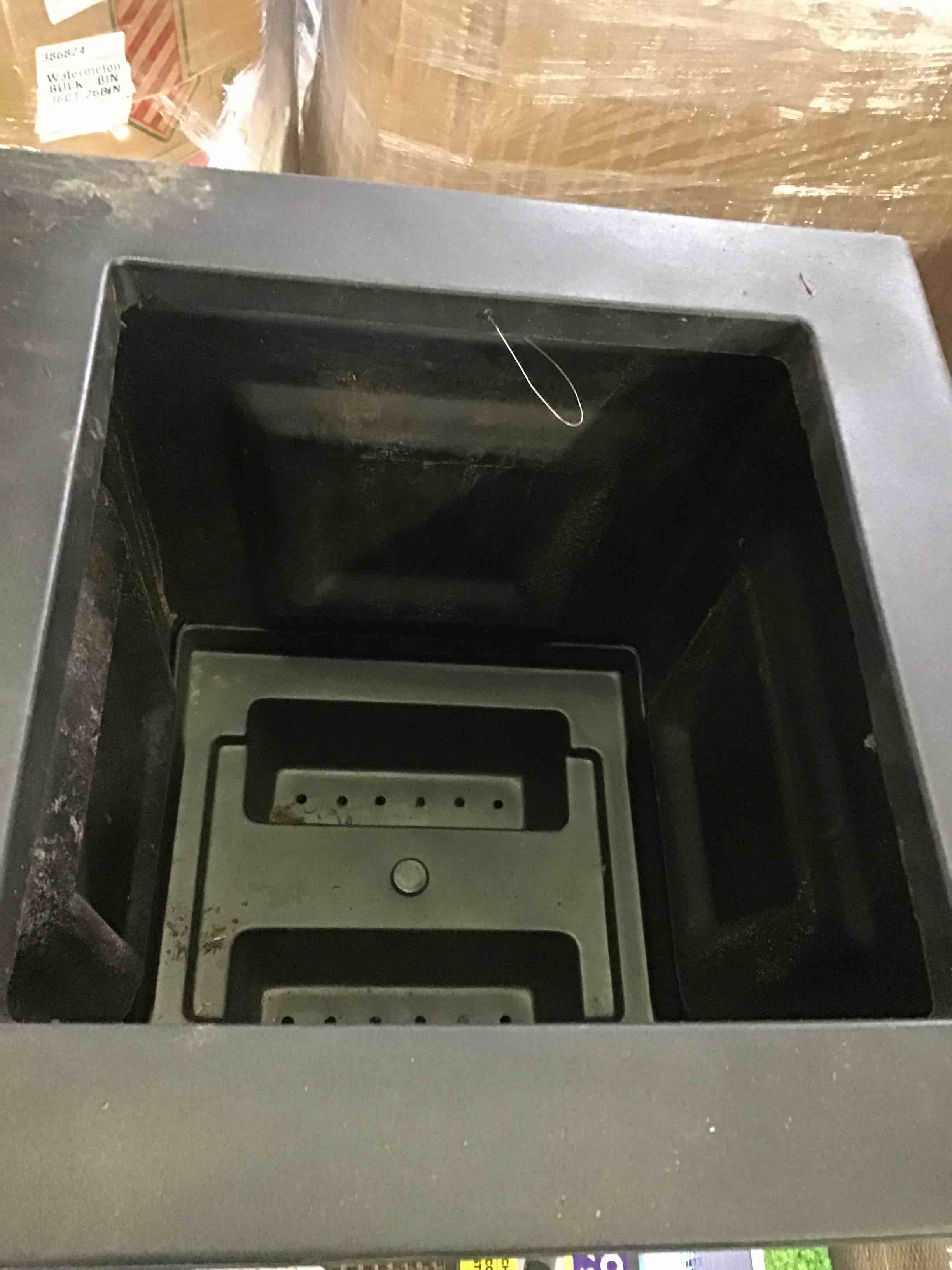 https://s3.amazonaws.com/lotting-images-prod/bidfta/BLU5209736_1689794903055.jpeg