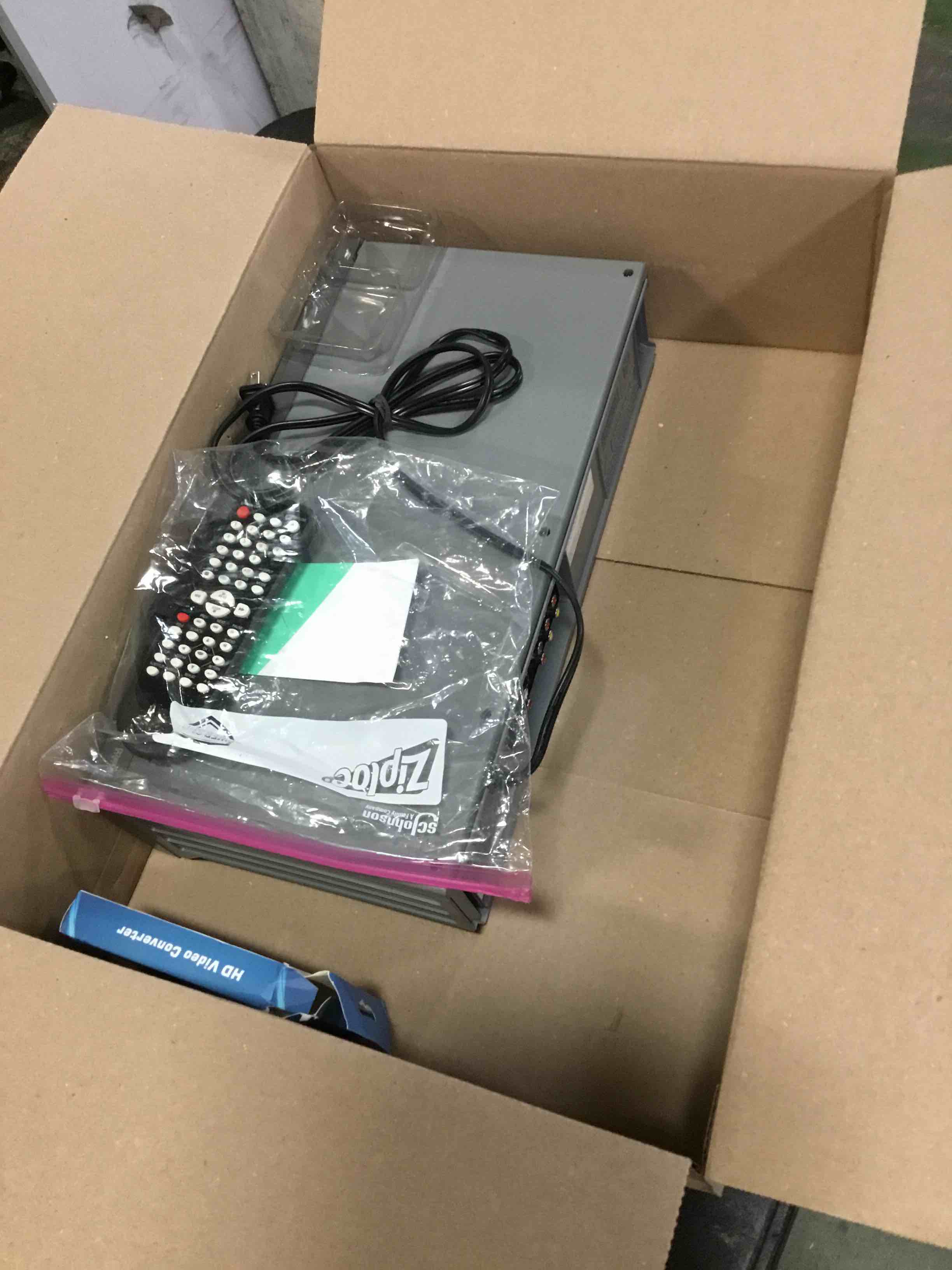 https://s3.amazonaws.com/lotting-images-prod/bidfta/BLU5228128_1692625408254.jpeg