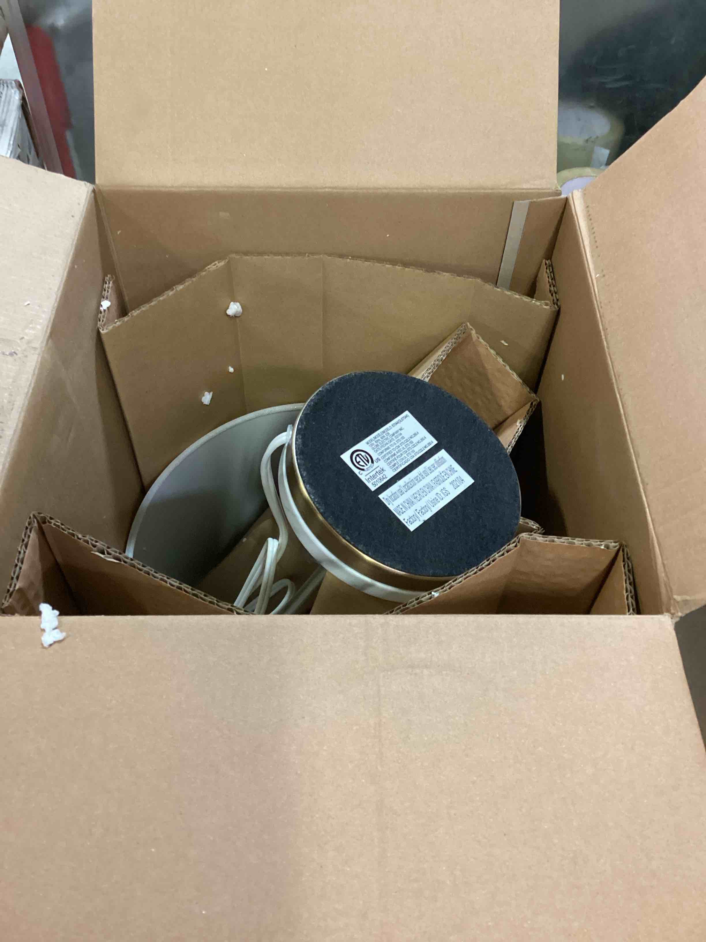 https://s3.amazonaws.com/lotting-images-prod/bidfta/BLU5253780_1701190886694.jpeg
